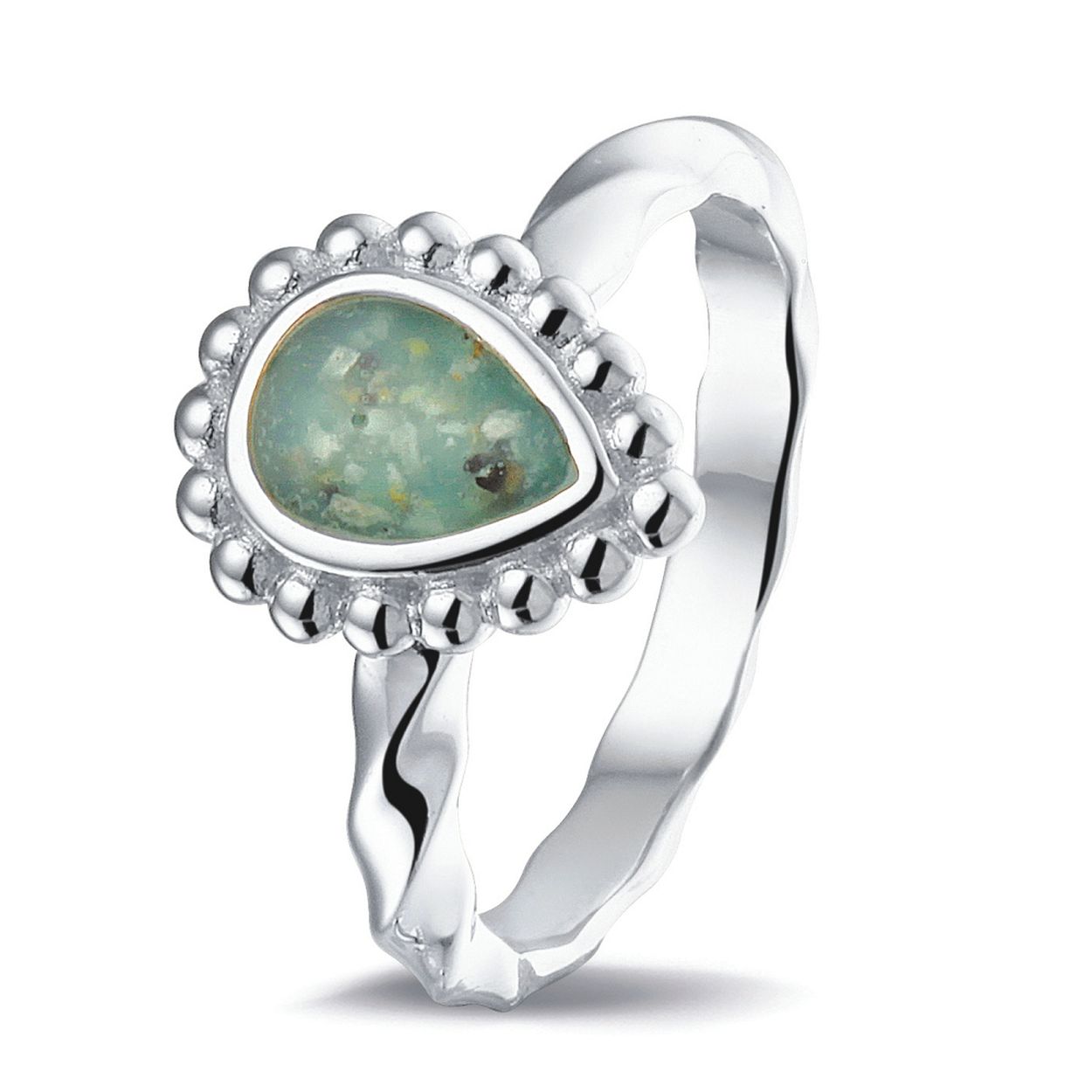 Deze ring waar as, haar of moedermelk in verwerkt kan worden. Dit sieraad wordt zichtbaar aan de bovenkant gevuld met as en wordt vermengd met onze speciale hars.

Het vulproces
U kunt bij het vulproces aanwezig zijn, zodat u kunt zien hoe netjes en respectvol er met de as van uw dierbare omgegaan wordt. Het verwerken van moedermelk en haar vergt meer tijd, 

Deze ring is op alle maten leverbaar en  leverbaar in  Zilver Geel -Wit-Rosé goud 
