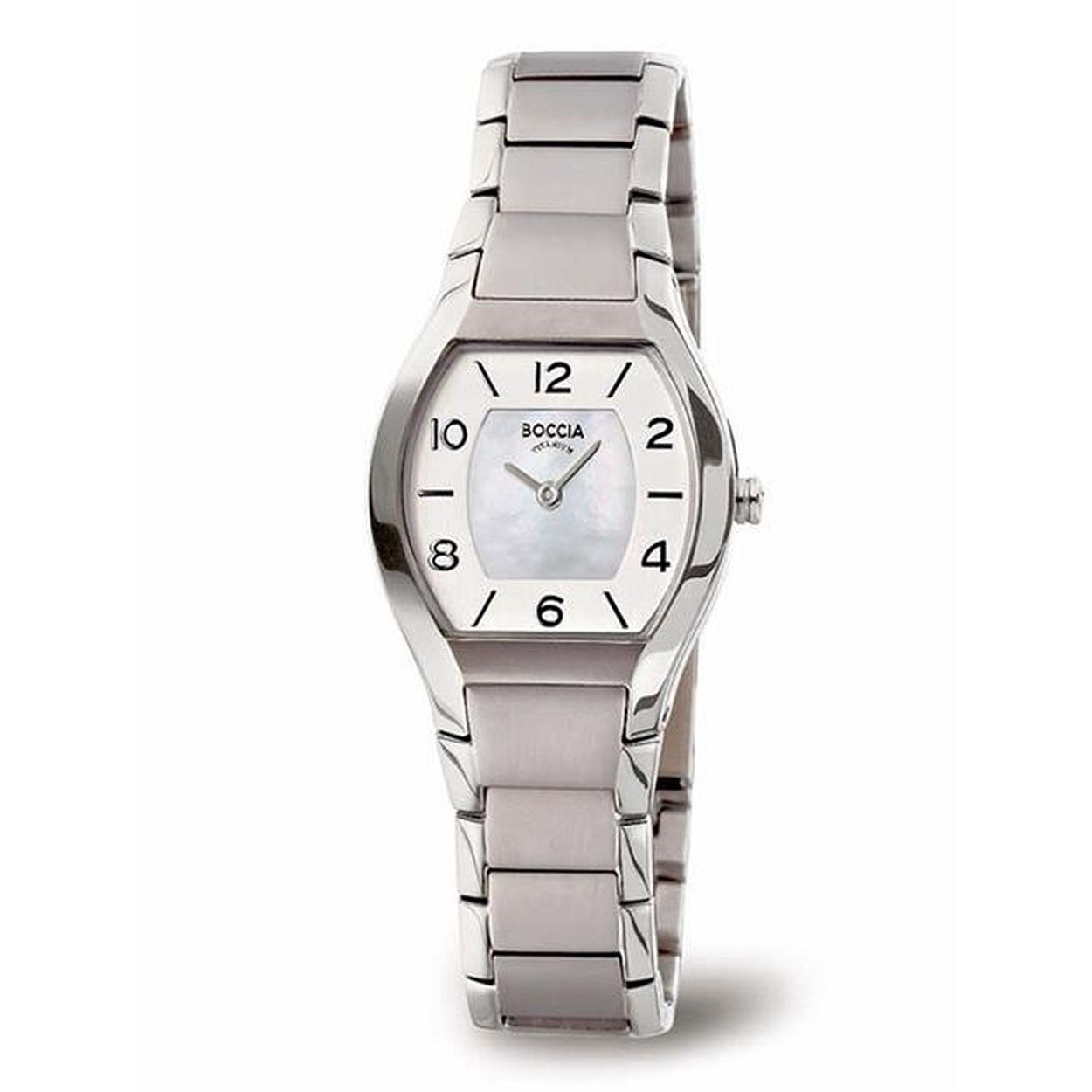 Boccia Titanium 3174-01
Dit dameshorloge van Boccia Titanium heeft een nette uitstraling. De zilverkleurige horlogekast zorgt voor een stijlvolle look en de witte wijzerplaat maakt het horloge net wat sierlijker. Het horloge heeft een vierkant gevormde kast met een diameter van 27mm, een mineraalglas en is 5ATM. Combineer dit prachtige exemplaar met de andere sieraden van Boccia Titanium voor een complete look. Aan de titanium kast zit een titanium schakel band.

HET MERK
Boccia Titanium is het titanium merk van Nederland, dat zijn oorsprong in Duitsland vindt en is opgericht in het jaar 1992. Ontwikkeld door internationale ontwerpers. Alle titanium componenten van de BOCCIA TITANIUM collectie zijn gemaakt van 99,7% puur titanium; het bijzondere materiaal. Het is licht in gewicht, neemt de temperatuur van de huid aan en is zeer huidvriendelijk. Bovendien is het corrosie- en temperatuurbestendig.

SPECIFICATIES
- Mineraal glas
- Vierkante titanium horlogekast, Ø 27mm
- Titanium band
- Witte wijzerplaat
- 5ATM (Regen- & spatwaterdicht)