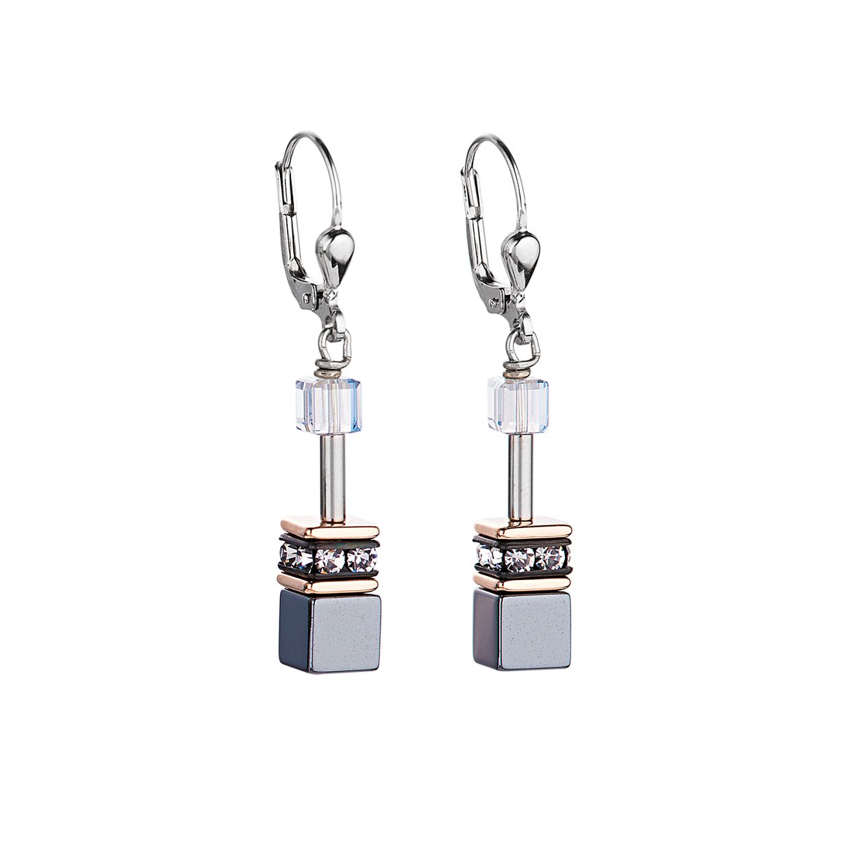 Klassieke vormen van Coeur de Lion, maar tegelijkertijd bevat het een modern jasje. Oorbellen 4015/20-0730 zijn chique oorhangers met blokjes, in de materialen zilver, staal, Swarovski, strass en hematiet. Staal is de basis waar in principe alle sieraden van Coeur de Lion van zijn gemaakt, zo ook bij deze hangers. Let wel dat de oorhaken, ook wel brisuren, gemaakt zijn van zilver.

Het bovenste gefacetteerde blokje is gemaakt van Swarovski kristal in de kleur blauw en heeft een afmeting van 4 bij 4 millimeter. Daaronder vindt u een zilver kleurig buisje met daaraan sluitend een vierkant staal plaatje in rosé gold plating. Daar tegenaan ziet u, rondom gezet, strass steentjes in de kleur marine blauw met daaronder weer een vierkant rosé plated stalen plaatje. Het onderste blokje is gemaakt van de natuursteen hematiet, een prachtige glanzende steen in zwart/grijze kleur. De afmeting van dit blokje hematiet is 6 bij 6 millimeter.

De lengte van de oorbellen is in totaliteit 40mm, ofwel 4cm lang. Een mooie lengte. Het zijn geen korte hangers, maar ze zijn ook zeker niet enorm lang, het heeft dus een mooie middelmaat.
