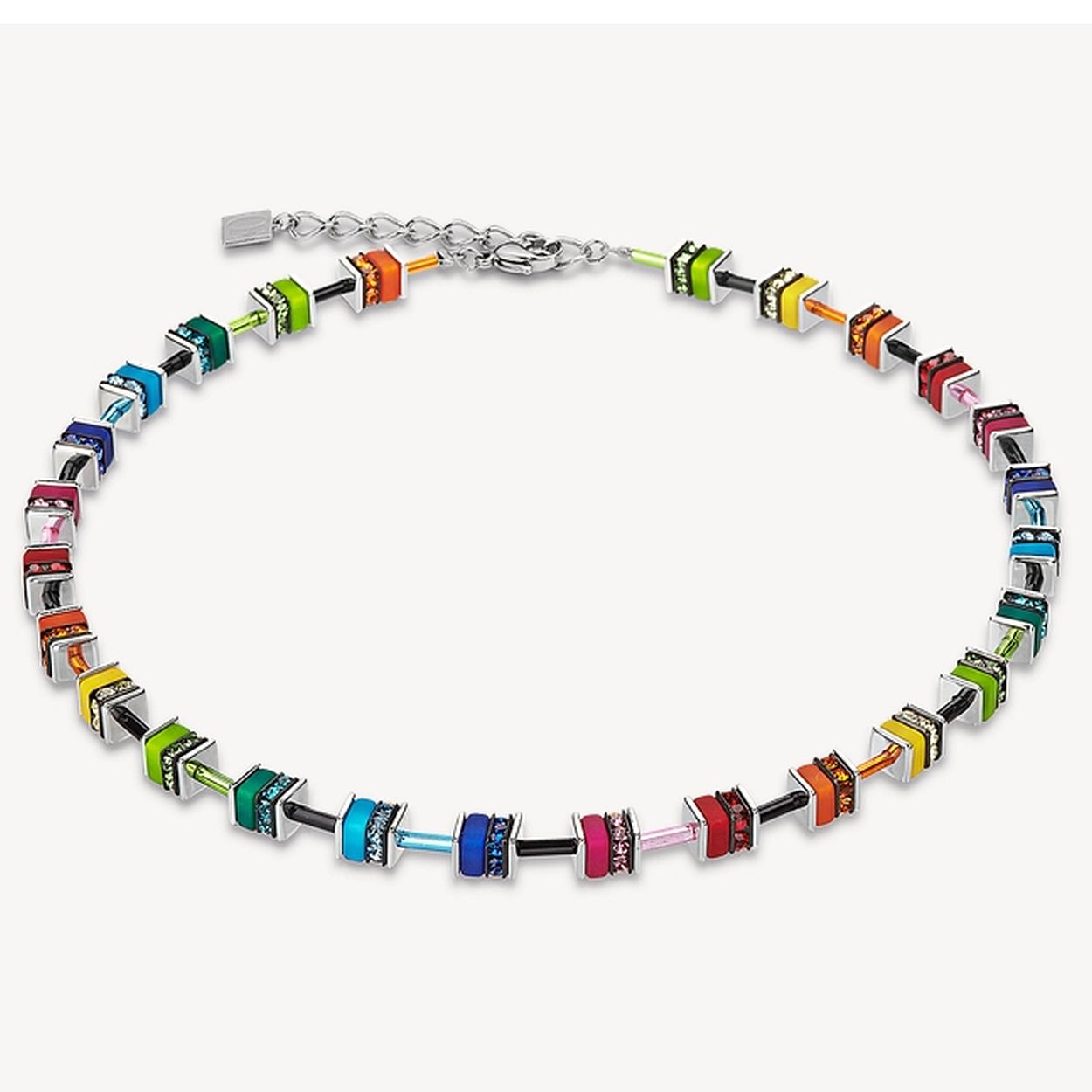 Coeur de Lion collier Multicolour Rainbow is vervaardigd van synthetisch tijgeroog, Swarovski kristallen, stalen sluiting en verlengketting. 42-48cm lang.
Collier is uit te breiden tot een set met bijpassende oorhangers en armband.