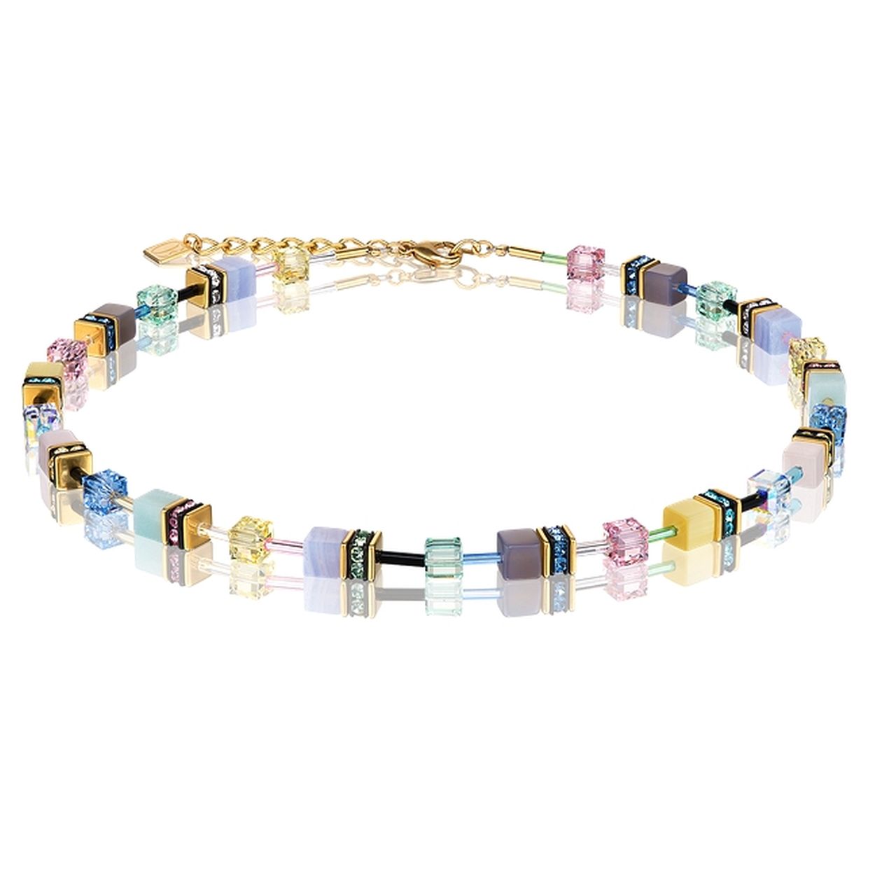 Coeur de Lion ketting met echte edelstenen. In dit collier zijn calcedoon, amazoniet, rozenkwarts, grijze agaat gebruikt. In combinatie met de Swarovski kristallen krijgt deze ketting een unieke uitstraling. Echt iets voor u?

De lengte van de Coeur de Lion ketting is verstelbaar door het verlengstukje. U kan dit sieraad varieren in lengte van 42 tot 47cm. Maak deze bijzondere Coeur de Lion ketting compleet met de bijpassende oorhangers en armband.