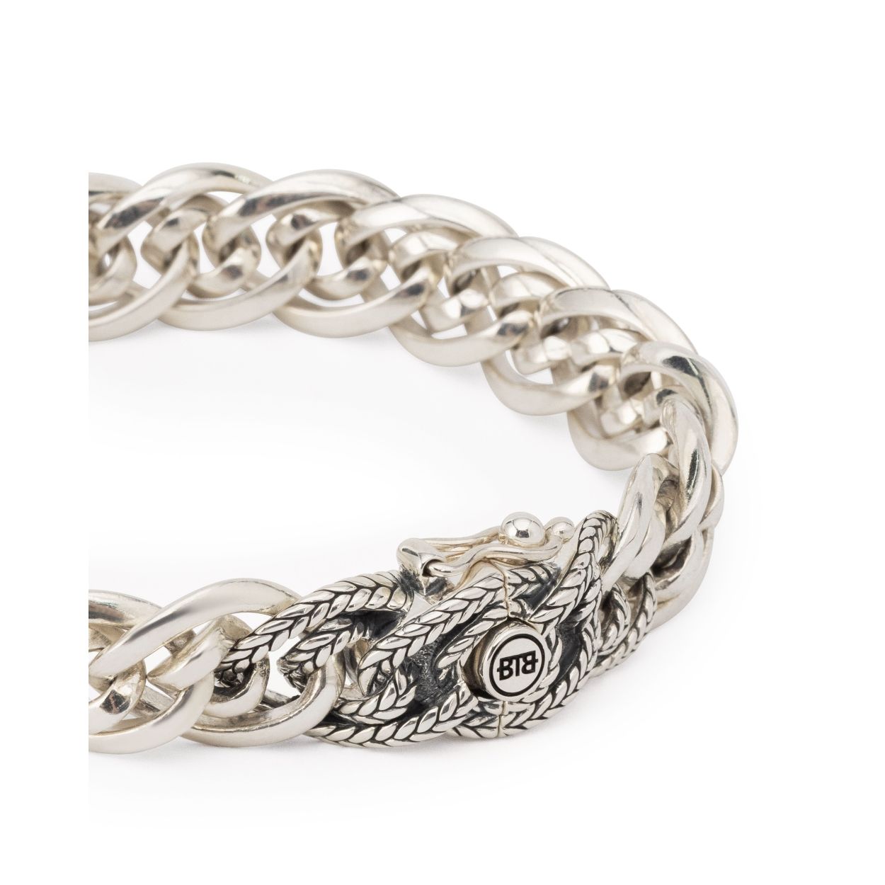 J208NathalieXStextureD
Onze Nathalie Textuur XS Armband is een prachtig statement sieraad. Het unieke ontwerp van de Nathalie schakel loopt door in de hele armband, inclusief de sluiting, waardoor een krachtig geheel met een unieke look ontstaat. Het slot laat fijn vlechtwerk zien, doordat onze Nathalie weving is gecombineerd met de iconische Barbara structuur, deze combinatie creëert een luxere uitstraling. Deze armband is ook beschikbaar in een grotere variant en is perfect te combineren met de bijpassende ring.