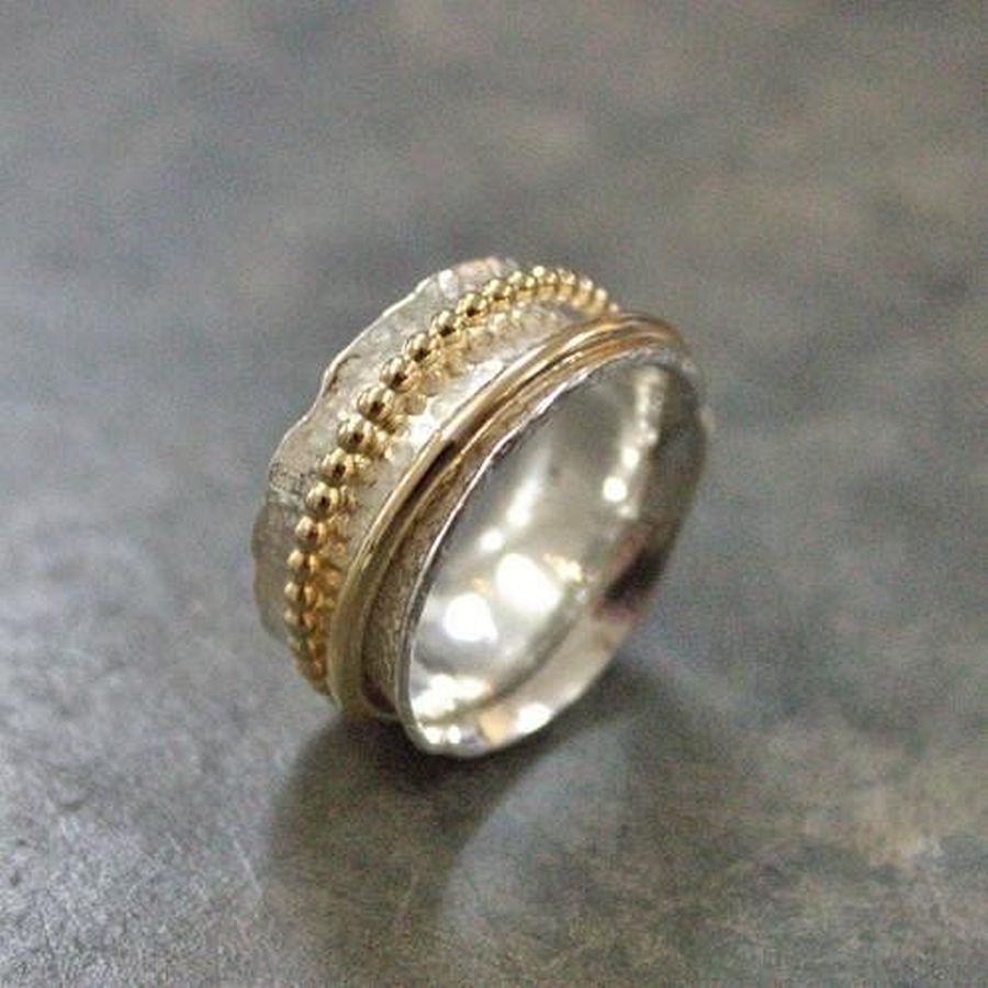 Bijzondere ring gemaakt van 925 sterling zilver en gold filled. De ringen in het midden van de ring kunnen bewegen, dit zorgt voor een speels effect.