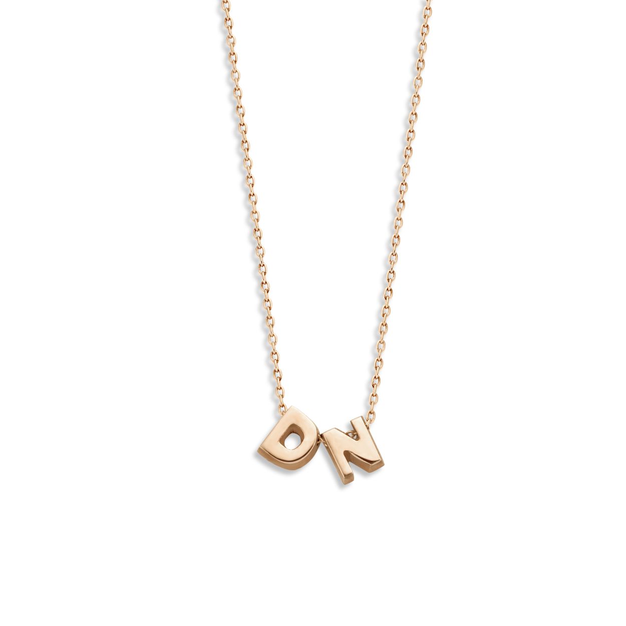 Het collier is een ankerschakel, van 0.8mm dikte en te bestellen in 2 maten welke extra tussenoogjes hebben om ze op meerdere lengtes te kunnen dragen; maat 1: te dragen op 39 cm-40cm-41cm. Maat 2: te dragen op 42cm-43cm-44cm. De gemiddelde afmeting van de Capital is: 4.92 mm breed, 5.00 mm hoog en 2.04 mm dik.  Zowel alle letters als alle cijfers zijn te bestellen.