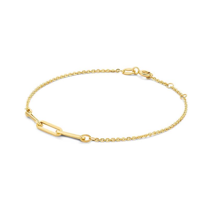 Prachtige, fijne gouden armband van Jackie Gold Collectie. De armband heeft een ankerschakel met als toevoeging een dubbele paperclip bedel. Draaglengte van de armband bedraagt 16 cm met 2 cm extensie.
