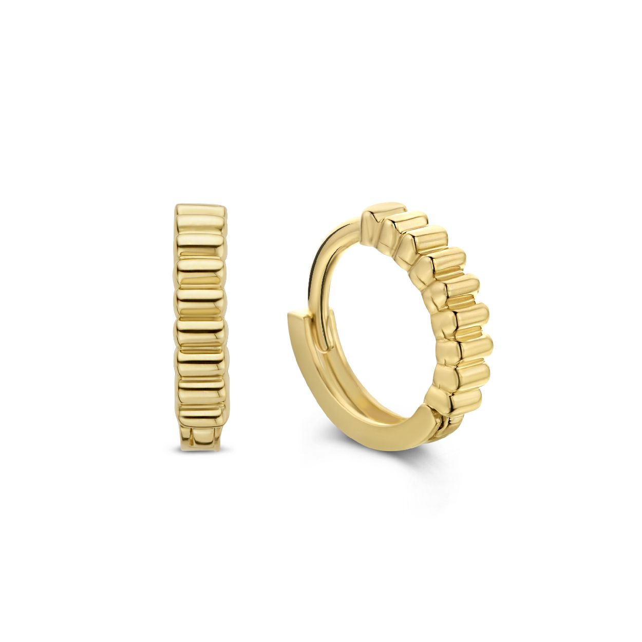 De Ridge Hoops 8mm zijn gemaakt van 14K goud. Houd je van subtiele en fijne oorringen? Dan zijn deze oorringen perfect voor jou! De oorbellen zijn een every day essential!

De collectie
Fijne 14 karaats sieraden, waarbij layering en stacking centraal staan: Jackie! Elk ontwerp is tijdloos en verfijnd, handgemaakt met echt vakmanschap. Voor de collectie van Jackie heb ik mij laten inspireren door vrouwen in de meest bruisende steden van de wereld. Voor sieraden is slechts een regel van toepassing: �more is more�. Creeer de mooiste combinaties! Drie colliers, twee armbanden en zes ringen aan een hand, zijn geen uitzondering.

Specificaties
- JKE20.074
- Oorbellen
- Materiaal: 14 Karaat - Geelgoud - 585
- Diameter: 8mm
