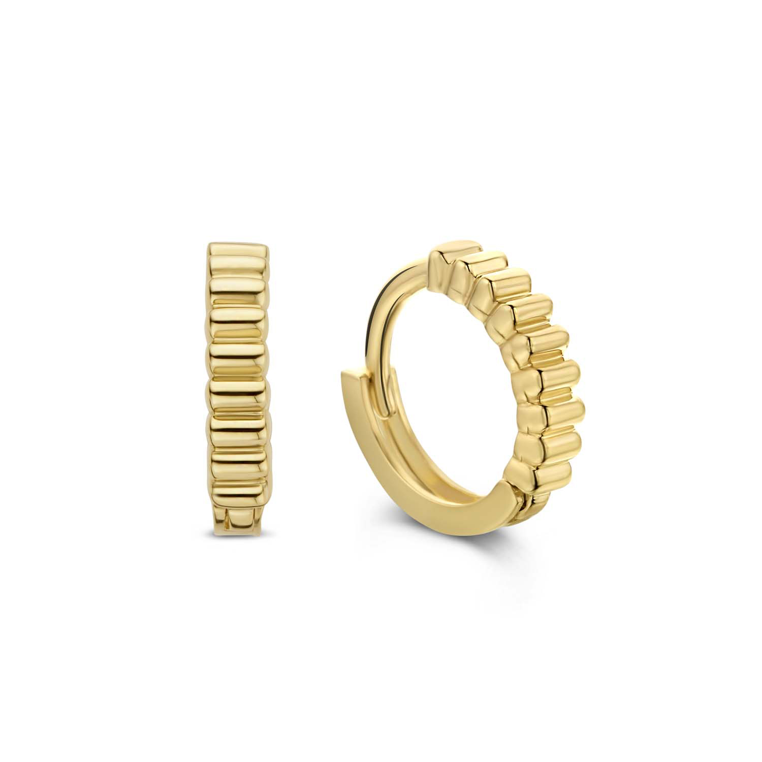 De Ridge Hoops 8mm zijn gemaakt van 14K goud. Houd je van subtiele en fijne oorringen? Dan zijn deze oorringen perfect voor jou! De oorbellen zijn een every day essential!

De collectie
Fijne 14 karaats sieraden, waarbij layering en stacking centraal staan: Jackie! Elk ontwerp is tijdloos en verfijnd, handgemaakt met echt vakmanschap. Voor de collectie van Jackie heb ik mij laten inspireren door vrouwen in de meest bruisende steden van de wereld. Voor sieraden is slechts een regel van toepassing: �more is more�. Creeer de mooiste combinaties! Drie colliers, twee armbanden en zes ringen aan een hand, zijn geen uitzondering.

Specificaties
- JKE20.074
- Oorbellen
- Materiaal: 14 Karaat - Geelgoud - 585
- Diameter: 8mm
