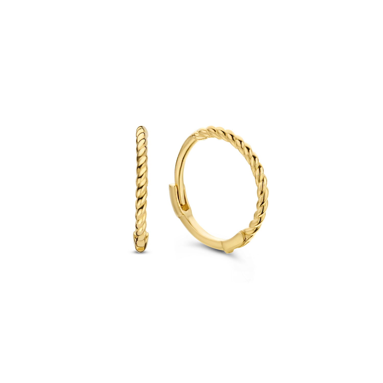 De Twist Hoops zijn gemaakt van 14K goud. Deze kleine basis oorringen worden gekenmerkt door de gedraaide band. De oorringen zijn perfect te combineren met andere Jackie favorieten en ideaal voor het toevoegen van een charm.

Fijne 14 karaats sieraden, waarbij layering en stacking centraal staan: Jackie! Elk ontwerp is tijdloos en verfijnd, handgemaakt met echt vakmanschap. Voor de collectie van Jackie heb ik mij laten inspireren door vrouwen in de meest bruisende steden van de wereld. Voor sieraden is slechts één regel van toepassing: ‘more=more’. Creëer de mooiste combinaties! Drie colliers, twee armbanden en zes ringen aan één hand, zijn geen uitzondering.

Specificaties
- Oorringen
- Materiaal: 14 Karaat - Geelgoud - 585
- Afmeting: 6mm
- Artikelnummer: JKE22.140