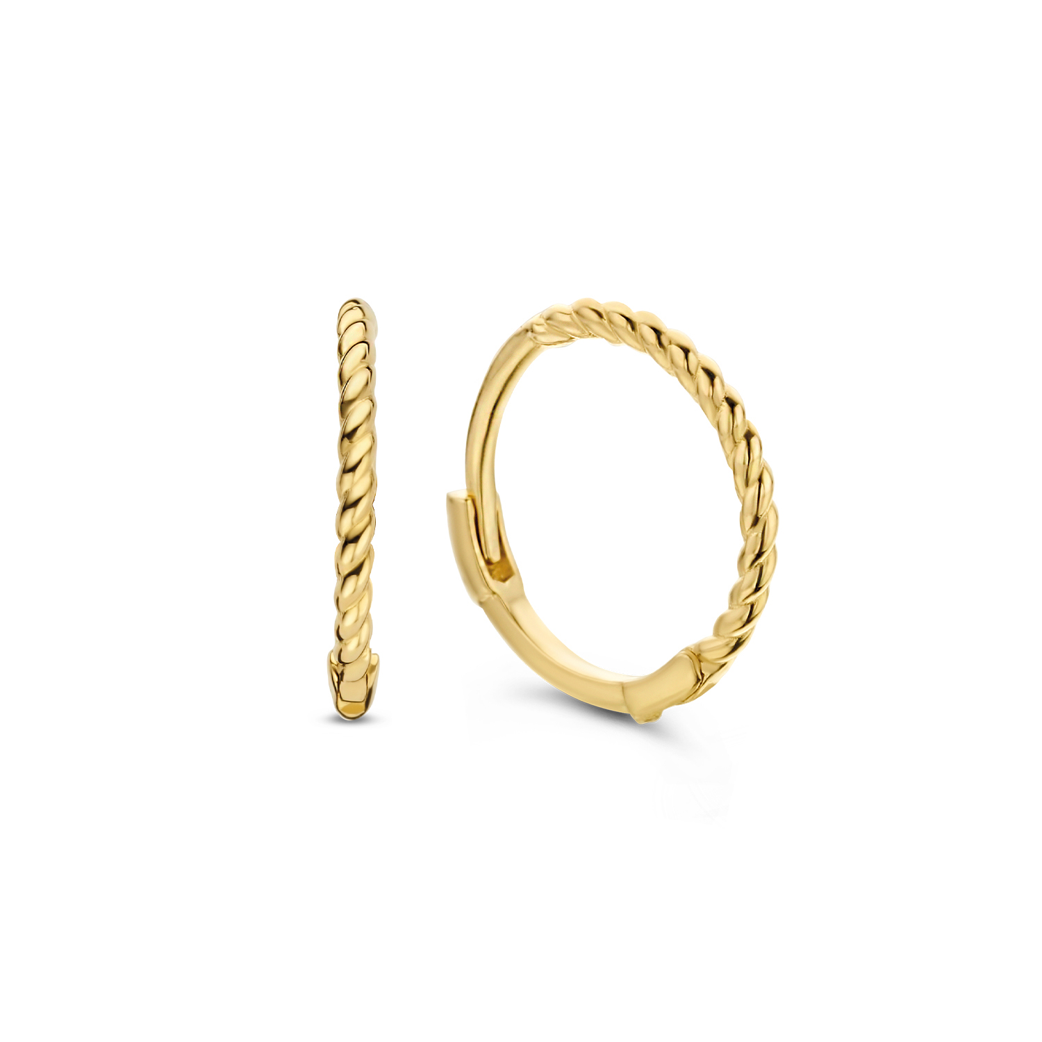 De Twist Hoops zijn gemaakt van 14K goud. Deze kleine basis oorringen worden gekenmerkt door de gedraaide band. De oorringen zijn perfect te combineren met andere Jackie favorieten en ideaal voor het toevoegen van een charm.

Fijne 14 karaats sieraden, waarbij layering en stacking centraal staan: Jackie! Elk ontwerp is tijdloos en verfijnd, handgemaakt met echt vakmanschap. Voor de collectie van Jackie heb ik mij laten inspireren door vrouwen in de meest bruisende steden van de wereld. Voor sieraden is slechts één regel van toepassing: ‘more=more’. Creëer de mooiste combinaties! Drie colliers, twee armbanden en zes ringen aan één hand, zijn geen uitzondering.

Specificaties
- Oorringen
- Materiaal: 14 Karaat - Geelgoud - 585
- Afmeting: 8mm
- Artikelnummer: JKE22.240