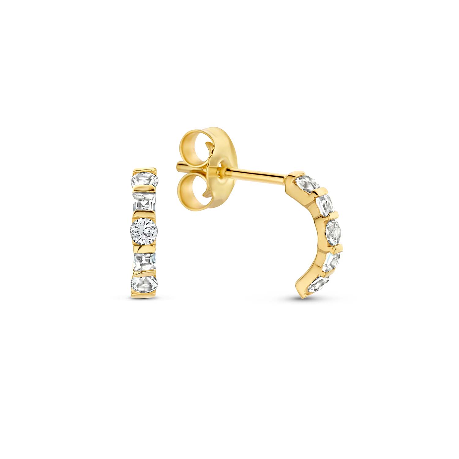 Eleonore Topaz Earrings Met deze Eleonore Topaz Studs shine jij de hele dag! Deze prachtige oorstekers zijn geïnspireerd op de organische vormen van de Sagrada Família. Gemaakt van 14K goud en versierd met prachtige topaas edelstenen. In Love With Barcelona Zon, stand, tapas, sangria en kunst. Sí, Barcelona! Jackie heeft tijdens haar reis naar Spanje inspiratie opgedaan in de wereldstad Barcelona. De Gaudí huizen, de kunstwerken in het gekleurde Parc Güell en natuurlijk de adembenemende Sagrada Família: elke plek was nog mooier dan zij zich had voorgesteld. Deze stad heeft een plekje in Jackie’s hart veroverd. Ontdek nu de nieuwe 14 karaat gouden sieradencollectie ‘In Love With Barcelona’. Specificaties - Oorstekers - Edelsteen: Het gaat hier om een echte witte topaas. De kleur van de edelsteen kan afwijken van de productafbeelding. - Materiaal: 14 Karaat - Geelgoud - 585 - Lengte: 7,5mm - Artikelnummer: JKE22.268