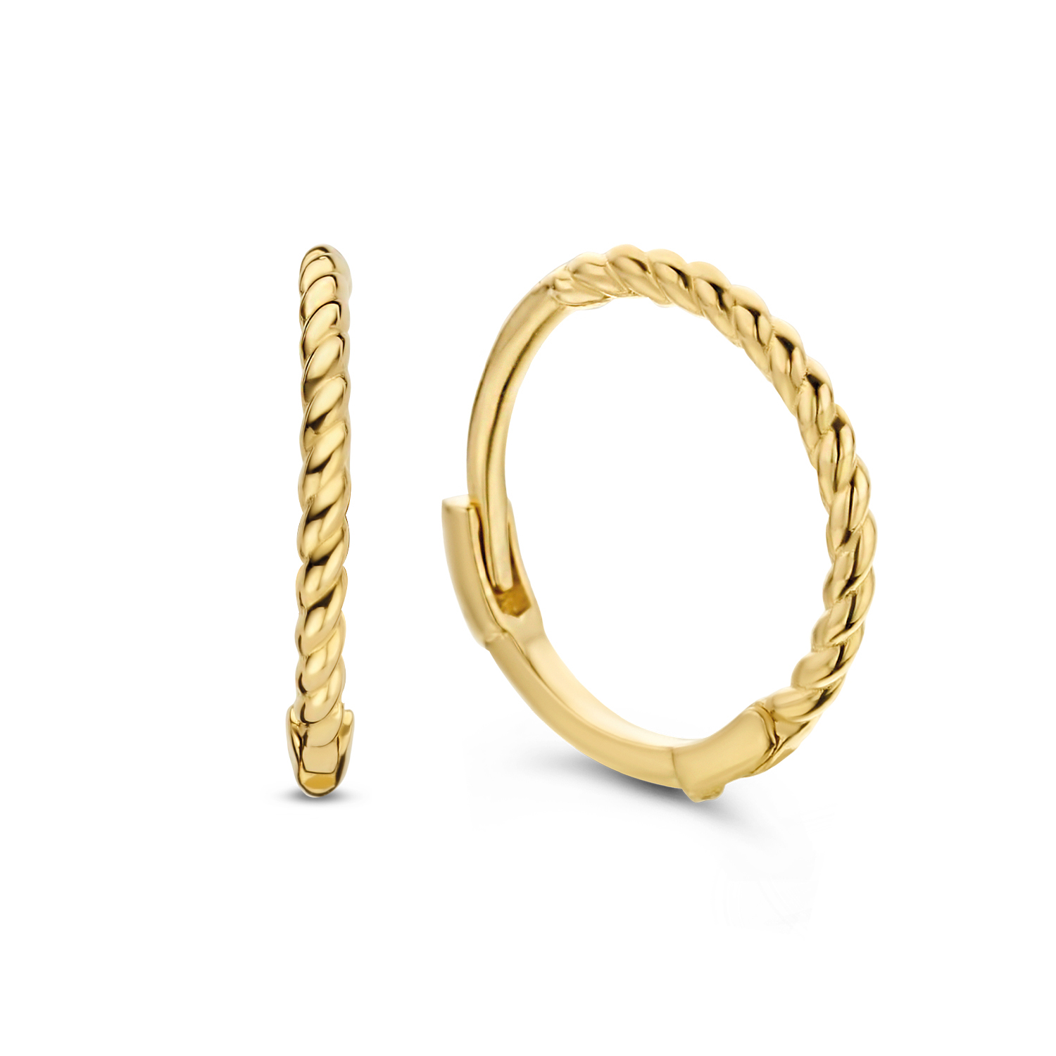 De Twist Hoops zijn gemaakt van 14K goud. Deze kleine basis oorringen worden gekenmerkt door de gedraaide band. De oorringen zijn perfect te combineren met andere Jackie favorieten en ideaal voor het toevoegen van een charm.

Fijne 14 karaats sieraden, waarbij layering en stacking centraal staan: Jackie! Elk ontwerp is tijdloos en verfijnd, handgemaakt met echt vakmanschap. Voor de collectie van Jackie heb ik mij laten inspireren door vrouwen in de meest bruisende steden van de wereld. Voor sieraden is slechts één regel van toepassing: ‘more=more’. Creëer de mooiste combinaties! Drie colliers, twee armbanden en zes ringen aan één hand, zijn geen uitzondering.

Specificaties
- Oorringen
- Materiaal: 14 Karaat - Geelgoud - 585
- Afmeting: 15mm
- Artikelnummer: JKE22.340