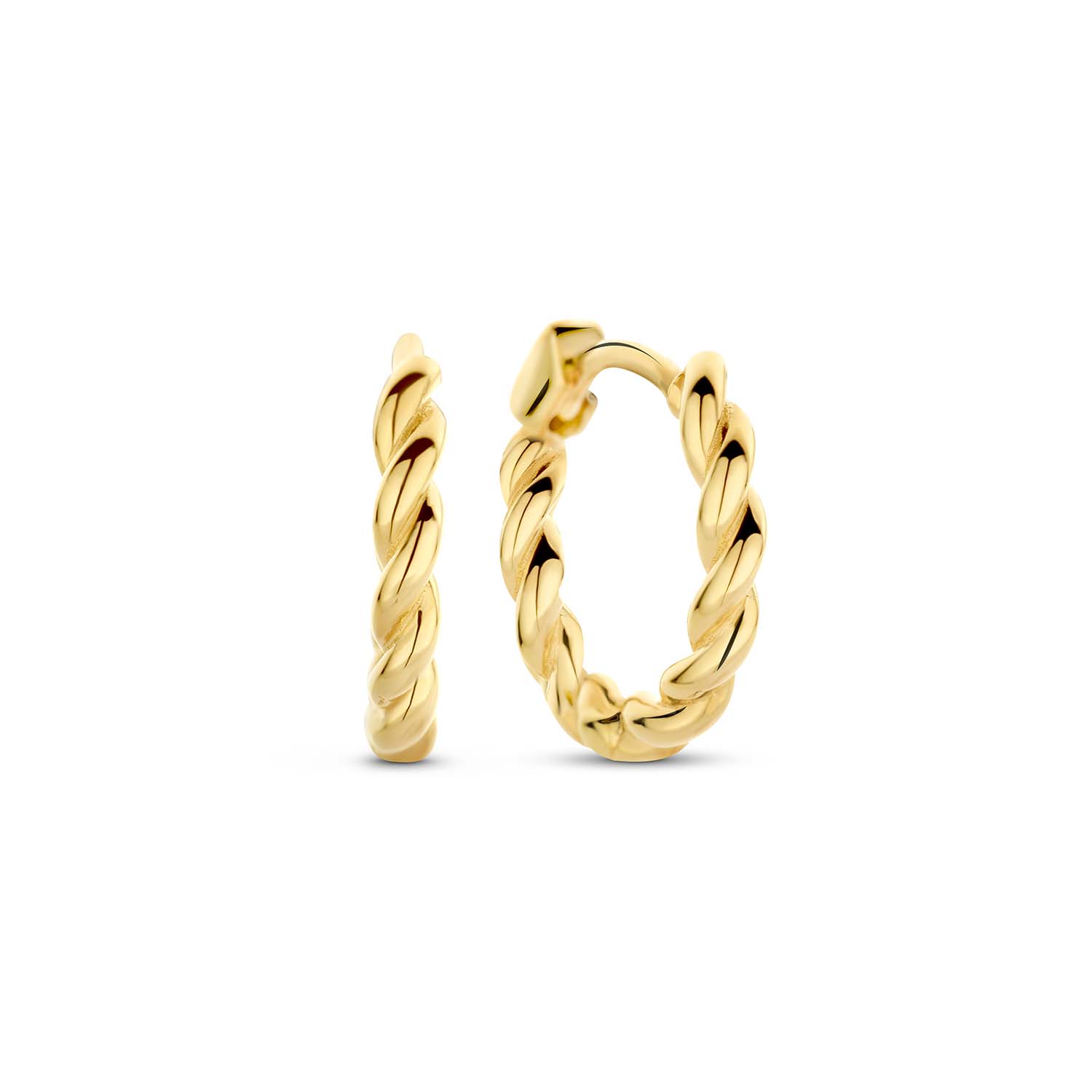 Jackie Litoral Hoops
Hoops with a twist! De Litoral Hoops zijn gemaakt van 14K goud en een mooie toevoeging aan je sieradencollectie. Style de jouwe eenvoudig of combineer ze met je favoriete studs voor een trendy look.

In Love With Barcelona
Zon, stand, tapas, sangria en kunst. Sí, Barcelona! Jackie heeft tijdens haar reis naar Spanje inspiratie opgedaan in de wereldstad Barcelona. De Gaudí huizen, de kunstwerken in het gekleurde Parc Güell en natuurlijk de adembenemende Sagrada Família: elke plek was nog mooier dan zij zich had voorgesteld. Deze stad heeft een plekje in Jackie’s hart veroverd. Ontdek nu de nieuwe 14 karaat gouden sieradencollectie ‘In Love With Barcelona’. 

Specificaties
- Oorringen
- Materiaal: 14 Karaat - Geelgoud - 585
- Afmeting: 13mm
- Artikelnummer: JKE23.308