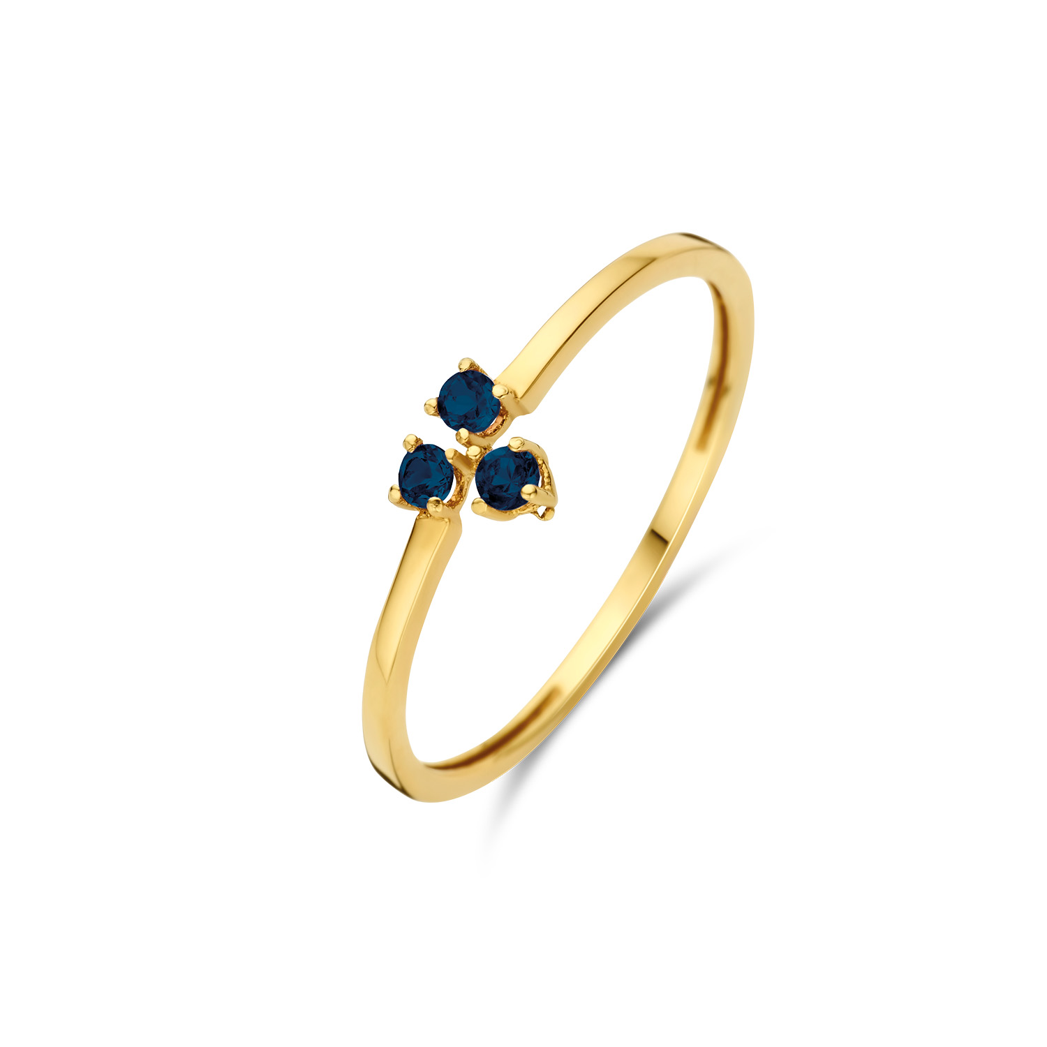 Triangle Sapphire Ring Three of a kind met deze 14K gouden Triangle Sapphire Ring. De fijne ring heeft aan de bovenkant 3 zetkastjes in de vorm van een driehoek aan elkaar gesoldeerd met daarin een saffier steen. De kleurstenen geven een chique uiterlijk. Mooi te combineren met de andere sieraden van Jackie voor een trendy look! Treasures of London Londen is de stad van biscuits and tea, rode dubbeldekkers en telefooncellen, zwarte taxi’s en natuurlijk de iconische bezienswaardigheden zoals Big Ben, Tower Bridge en Buckingham Palace. De bruisende metropool aan de oevers van de Theems is de inspiratie geweest voor Jackie’s nieuwste 14 karaat gouden sieradencollectie. Tijdens haar reis naar London heeft Jackie genoten van geschiedenis, cultuur en tradities. Dit vind je terug in de nieuwe collectie ‘Treasures of London’! Specificaties - Ring maat 56 - Materiaal: 14 Karaat - Geelgoud - 585 - Fantasie vorm 1mm - Saffier - Artikelnummer: JKR23.364