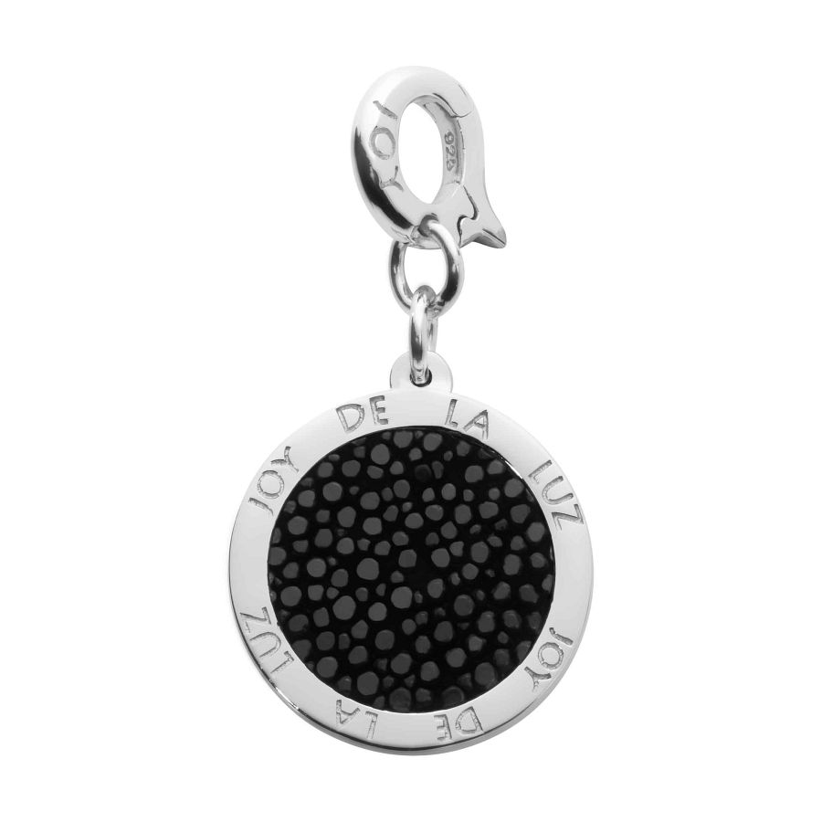 Coin Stingray black big van het merk Joy de la Luz. Gemaakt van 925 Sterling zilver. Geschikt om aan een armband of collier te bevestigen.