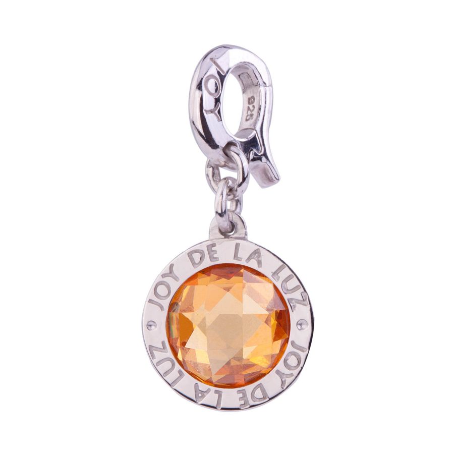 Coin Stone cognac van het merk Joy de la Luz. Deze munt heeft een steen die is gemaakt van synthetisch bruin-oranje zirkonia. De andere onderdelen van deze munt zijn vervaardigd van 925 Sterling zilver. Geschikt om aan een armband of collier te bevestigen.