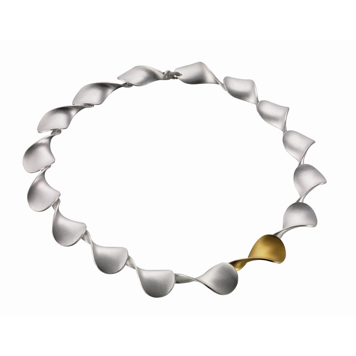 Zilveren collier met een 14 karaat gouden schakel. Ontworpen door Chao Hsien Kuo. Het collier draagt de naam Summer Romance.
