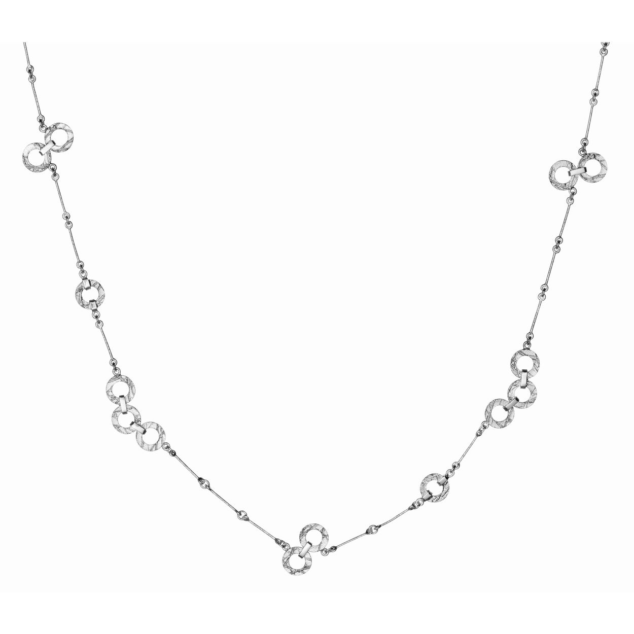 Omschrijving
 
Een zilveren 'Bubblestances' ketting uit de collectie van het Finse designmerk Lapponia welke is ontworpen door Christophe Burger. De ketting 663861 is opgebouwd uit verfijnde zilveren buisjes welke gematteerd zijn afgewerkt. Tussen de buisjes zijn schakels bevestigd van opengewerkte cirkels met gedeeltelijk hoogglans en gematteerde afwerking. Afmetingen: 100 cm.