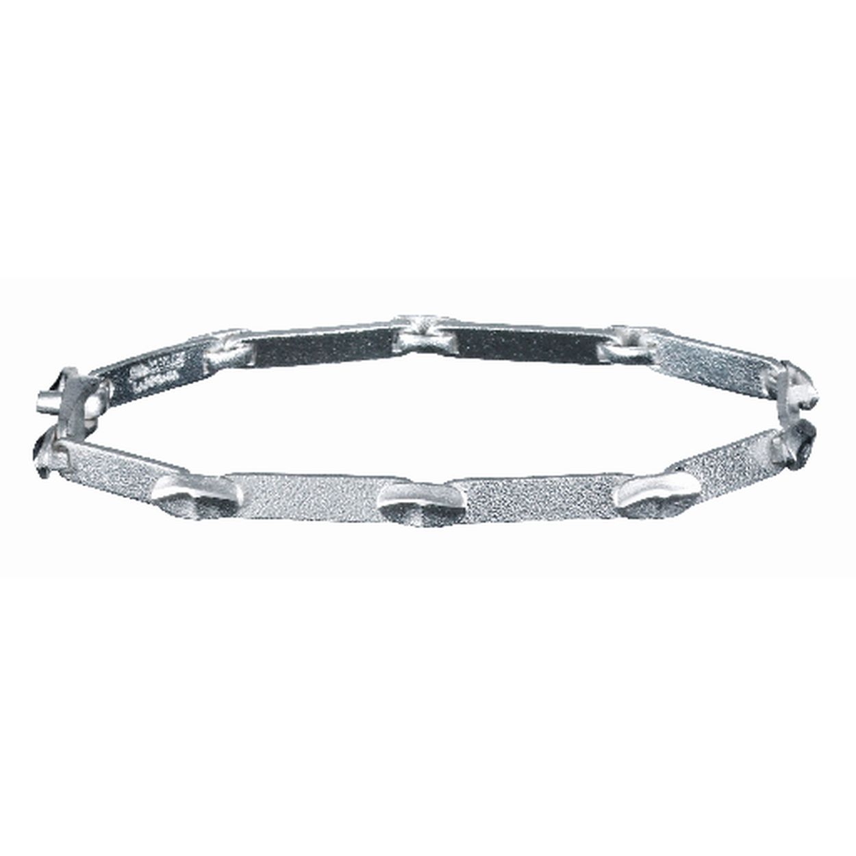 Een zilveren Lapponia 'Labyrinth' armband, welke is ontworpen door Björn Weckström die zijn inspiratie uit de natuur haalt. De Labyrint collectie is een verwijzing naar het Griekse Knossos, waar op verzoek van koning Minos de beroemde Daedalu een labyrint heeft gebouwd. De handgemaakte armband is van sterling zilver gemaakt en achter elk sieraad van Lapponia zit een verhaal. De hoogwaardige sieraden van het Finse merk Lapponia zijn uniek en worden vervaardigd van gerecycled goud en/of zilver. Lengte: 18,5 cm.