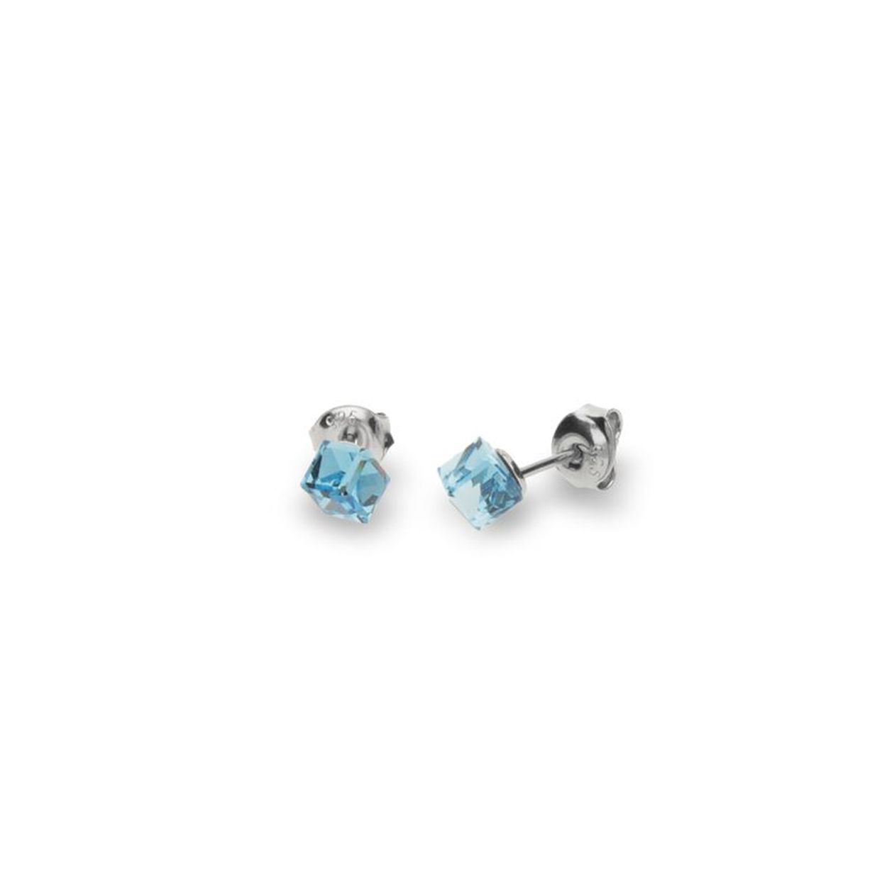 Deze Small Cube oorstekers zijn afkomstig van het merk Spark Jewelry, dat garant staat voor de mooiste sieraden die gebruik maken van de schitterende "Man made Crystals" . Deze mooie oorstekers hebben een basic ontwerp waardoor ze goed te combineren zijn met een grote diversiteit aan outfits. Deze kleine oorstekers zijn aan de voorkant voorzien van een kubusvormig "Man made Crystal" dat mooi glinstert, met een mooie blauwe kleur. Aan de achterkant zit een slanke steker met een handige sluiting, waardoor u deze oorknoppen gemakkelijk in- en uitdoet. Deze verfijnde oorstekers zijn gemaakt van 925 sterling zilver, de allerbeste kwaliteit zilver, en zijn voorzien van een fijntjes gepolijst oppervlak dat mooi glanst.