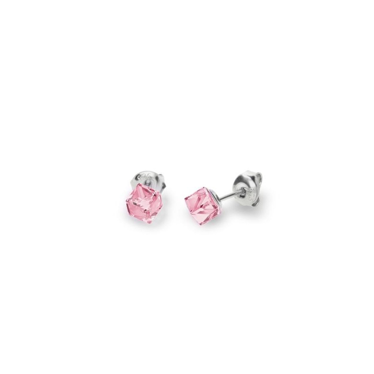 Deze Small Cube oorstekers zijn afkomstig van het merk Spark Jewelry, dat garant staat voor de mooiste sieraden die gebruik maken van de schitterende "Man made Crystals" . Deze mooie oorstekers hebben een basic ontwerp waardoor ze goed te combineren zijn met een grote diversiteit aan outfits. Deze kleine oorstekers zijn aan de voorkant voorzien van een kubusvormig "Man made Crystal" dat mooi glinstert, met een mooie roze kleur. Aan de achterkant zit een slanke steker met een handige sluiting, waardoor u deze oorknoppen gemakkelijk in- en uitdoet. Deze verfijnde oorstekers zijn gemaakt van 925 sterling zilver, de allerbeste kwaliteit zilver, en zijn voorzien van een fijntjes gepolijst oppervlak dat mooi glanst.