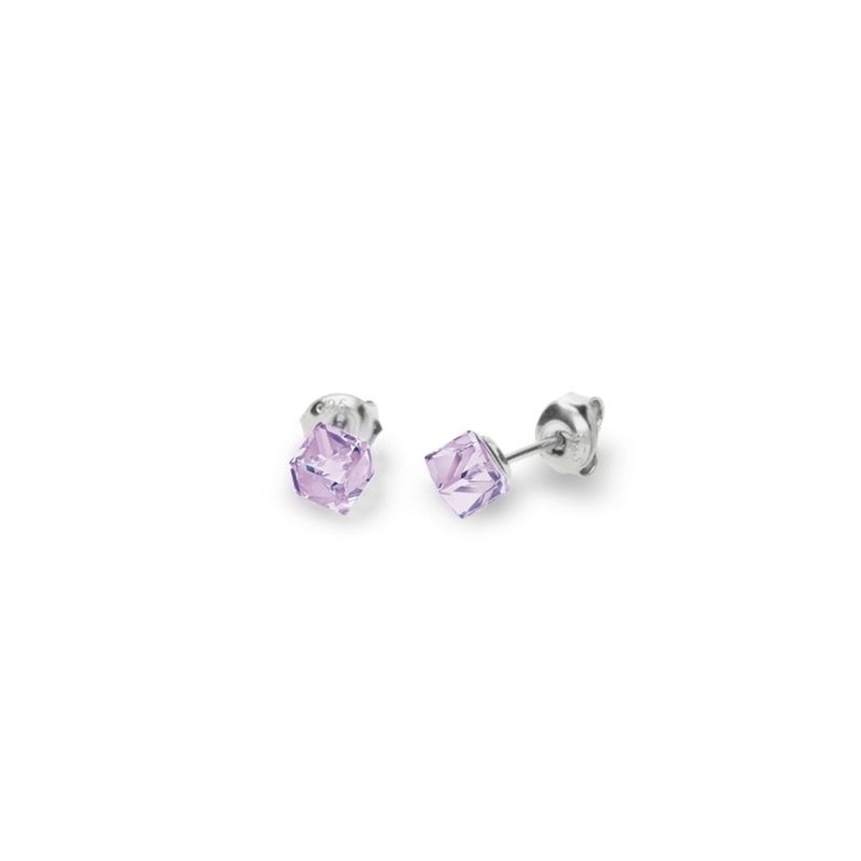 Deze Small Cube oorstekers zijn afkomstig van het merk Spark Jewelry, dat garant staat voor de mooiste sieraden die gebruik maken van de schitterende "Man made Crystals" . Deze mooie oorstekers hebben een basic ontwerp waardoor ze goed te combineren zijn met een grote diversiteit aan outfits. Deze kleine oorstekers zijn aan de voorkant voorzien van een kubusvormig "Man made Crystal" dat mooi glinstert, met een mooie paarse kleur. Aan de achterkant zit een slanke steker met een handige sluiting, waardoor u deze oorknoppen gemakkelijk in- en uitdoet. Deze verfijnde oorstekers zijn gemaakt van 925 sterling zilver, de allerbeste kwaliteit zilver, en zijn voorzien van een fijntjes gepolijst oppervlak dat mooi glanst.