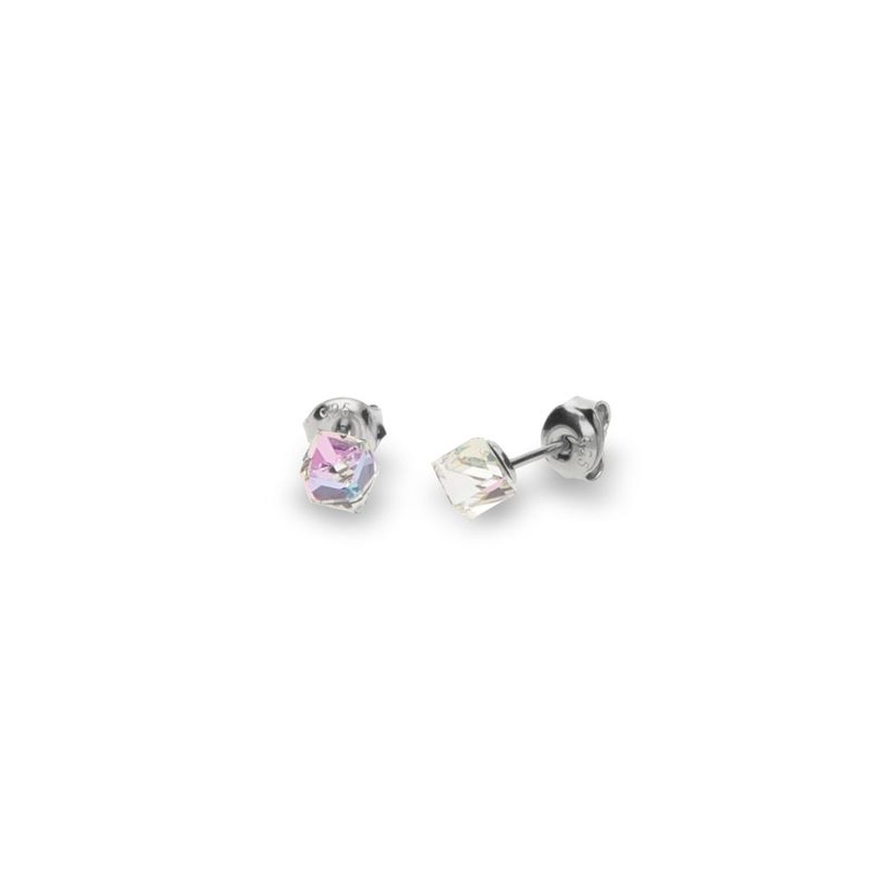 GEGEVENS
Deze Small Cube oorstekers zijn afkomstig van het merk Spark Jewelry, dat garant staat voor de mooiste sieraden die gebruik maken van de schitterende "Man made Crystals" . Deze mooie oorstekers hebben een basic ontwerp waardoor ze goed te combineren zijn met een grote diversiteit aan outfits. Deze kleine oorstekers zijn aan de voorkant voorzien van een kubusvormig "Man made Crystal" dat mooi glinstert, met een mooie lila kleur. Aan de achterkant zit een slanke steker met een handige sluiting, waardoor u deze oorknoppen gemakkelijk in- en uitdoet. Deze verfijnde oorstekers zijn gemaakt van 925 sterling zilver, de allerbeste kwaliteit zilver, en zijn voorzien van een fijntjes gepolijst oppervlak dat mooi glanst.