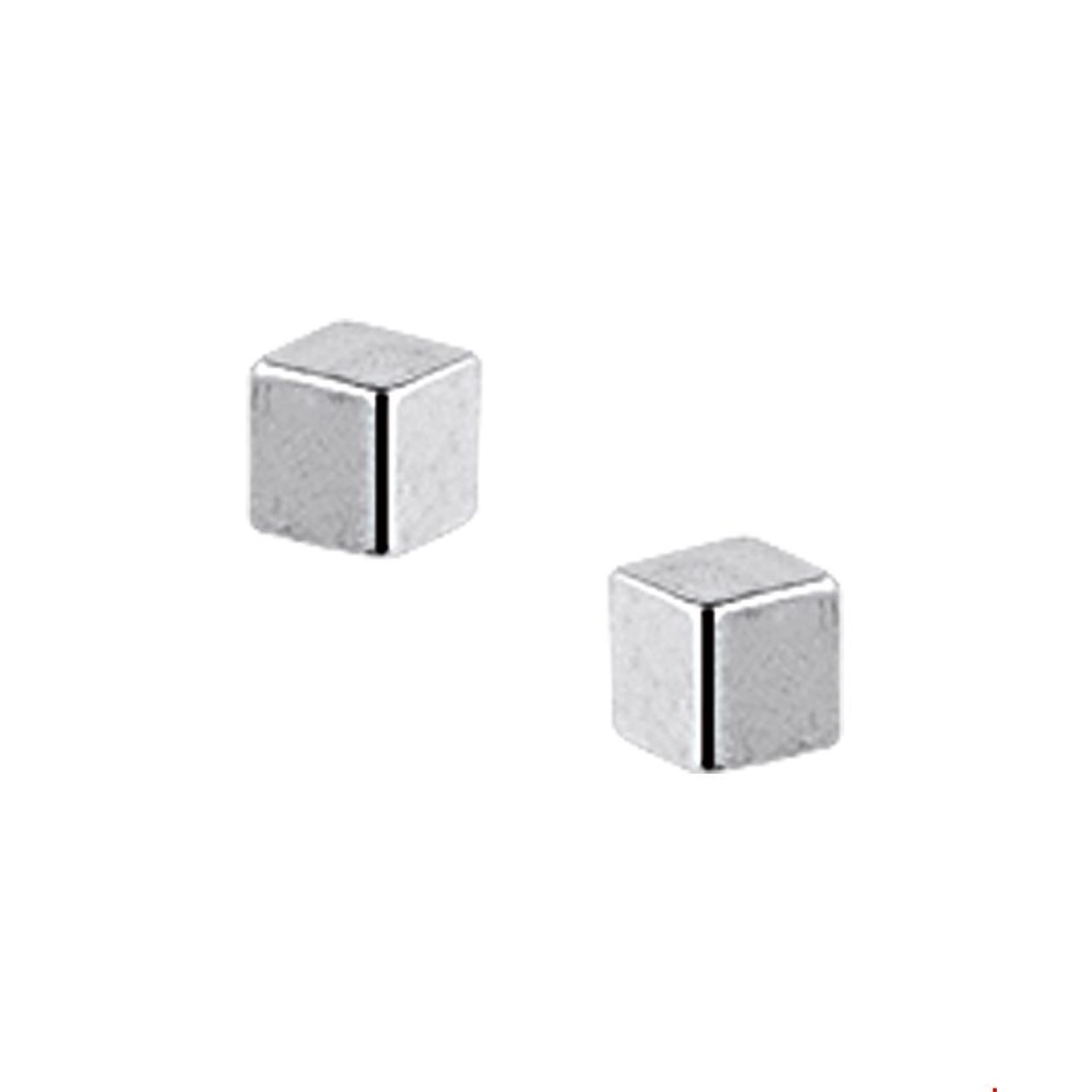Beschrijving: Zilveren oorknoppen met een blokje. 
Doelgroep: dames
Breedte: 3 mm
Hoogte: 3 mm