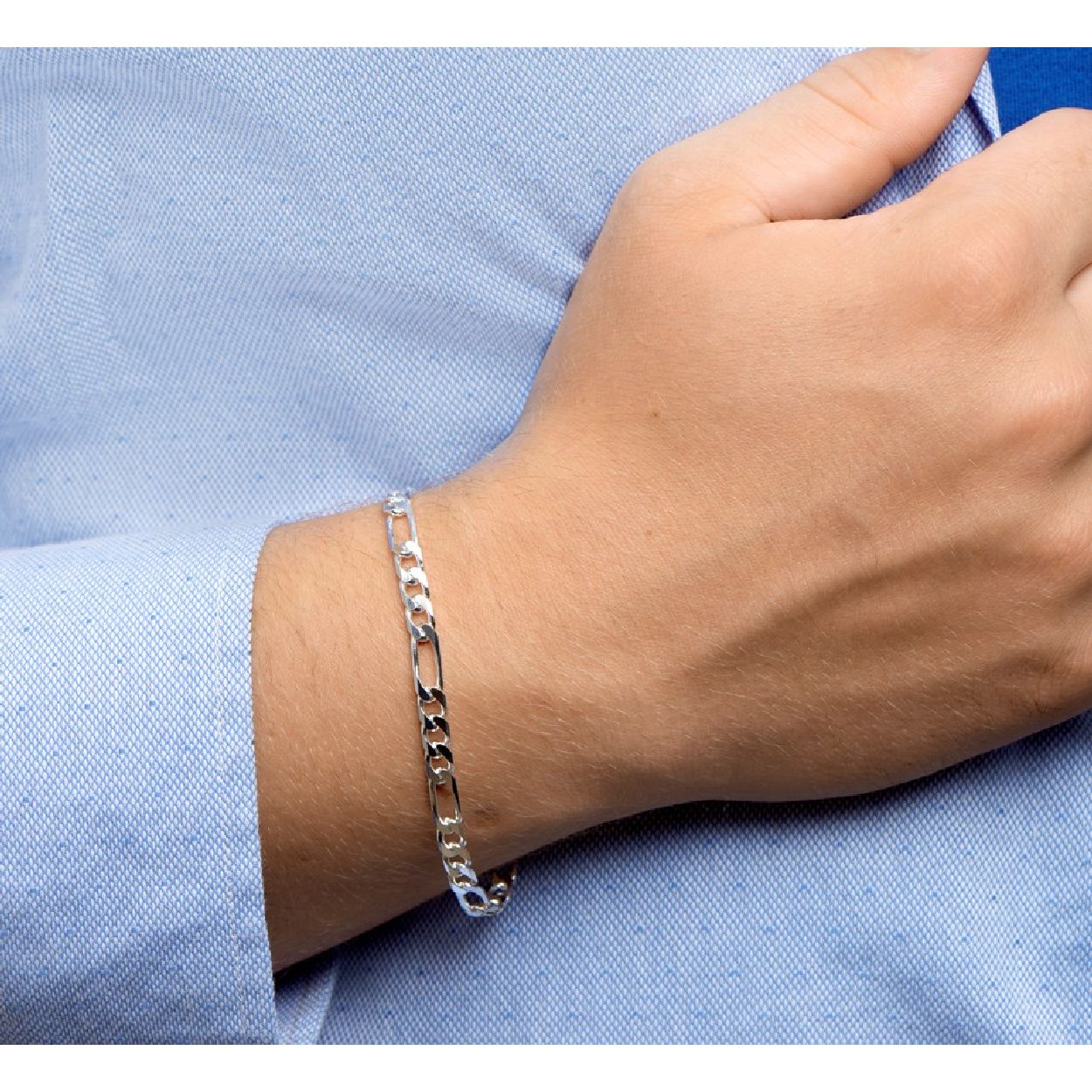 De armband is gemaakt van zilver en is zilverkleurig. Het is een sieraad voor heren.