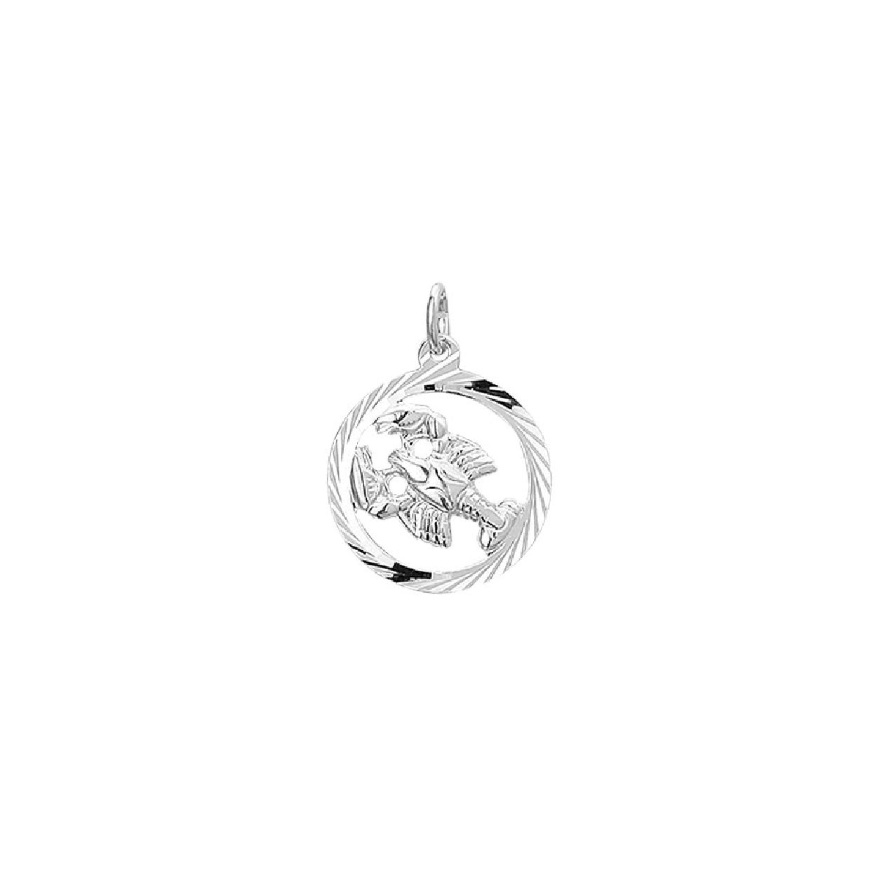 De hanger is gemaakt van zilver en is zilverkleurig. Het is een sieraad voor unisex.