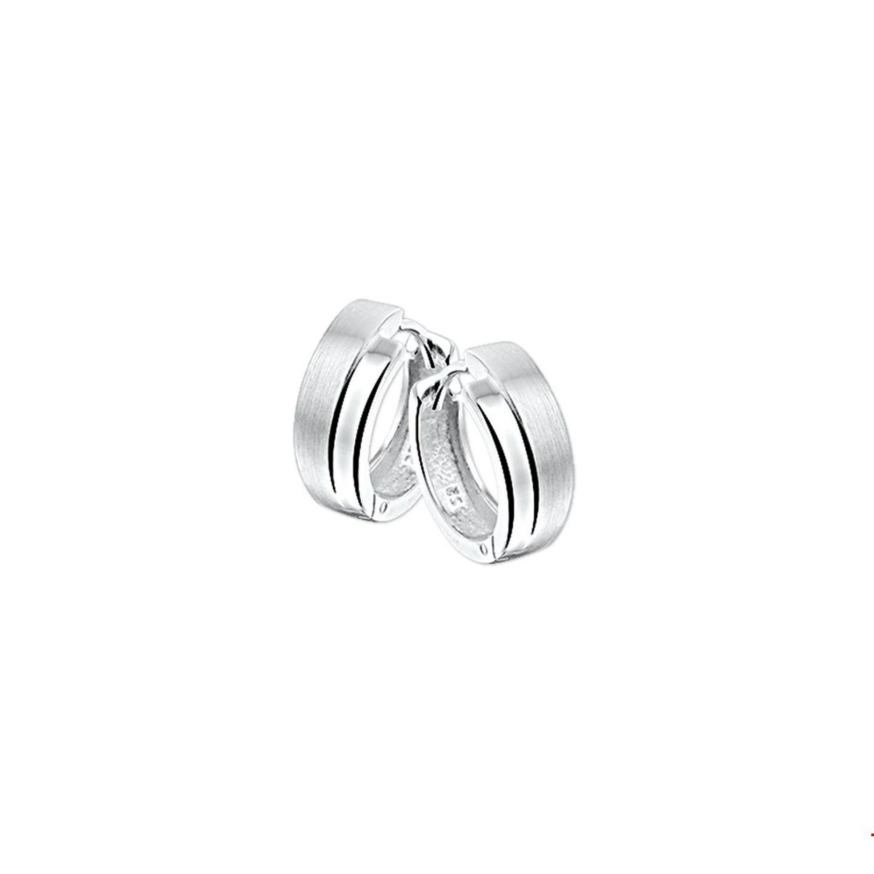 Beschrijving: Zilveren klapcreolen met een poli/matte afwerking.
Verpakt per: 1
Doelgroep: dames
Breedte: 6 mm