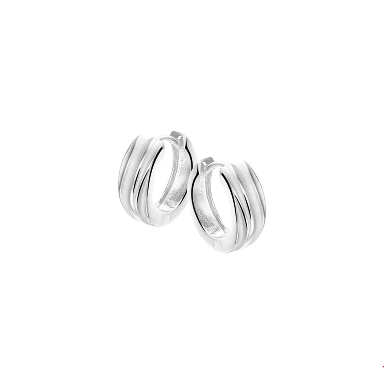 Beschrijving: Zilveren klapcreolen met een poli/matte afwerking. 
Verpakt per: 1
Doelgroep: dames
Breedte: 5.5 mm