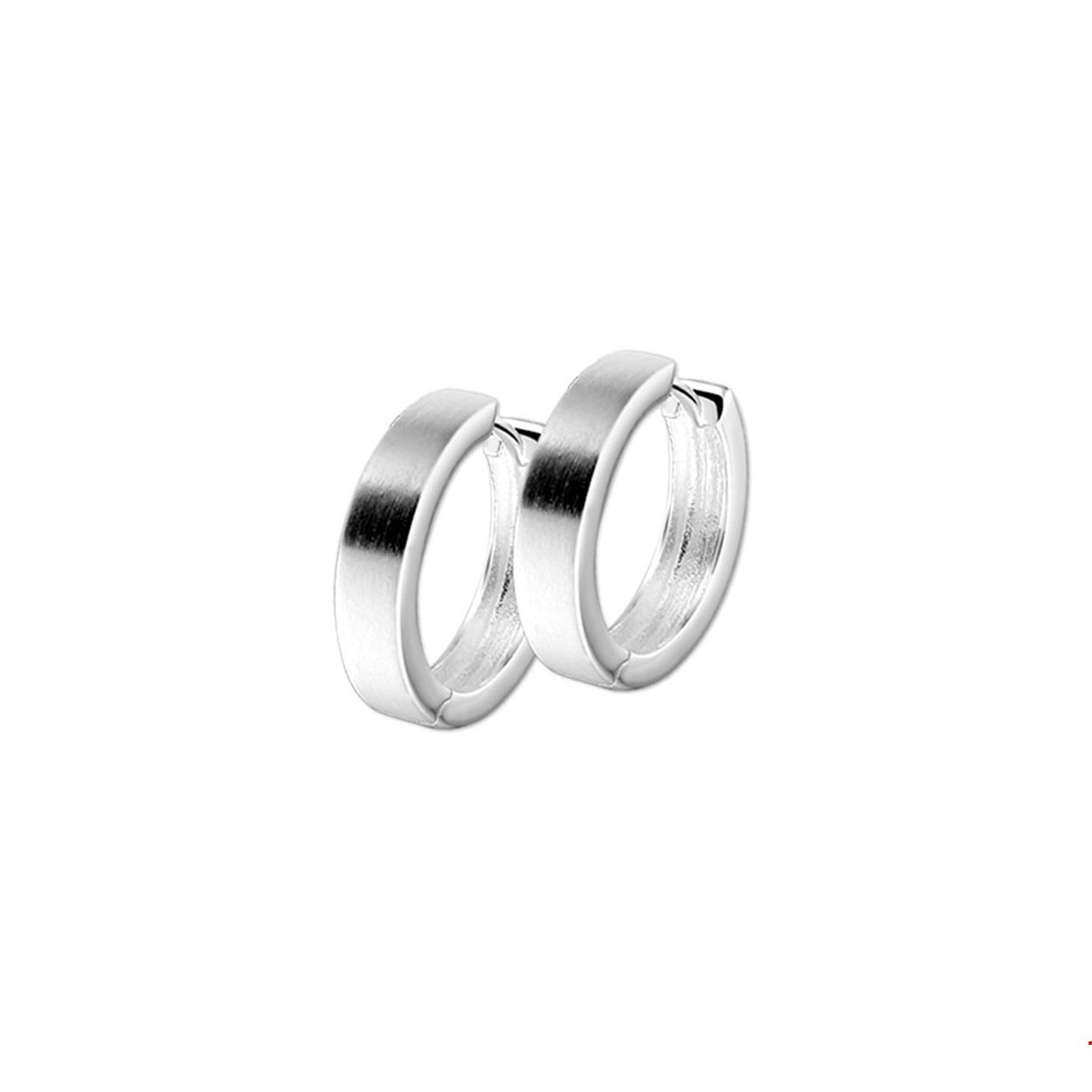 Zilveren klapcreolen met een vlakke buis en een matte afwerking.

Gender: dames
Breedte: 4 mm