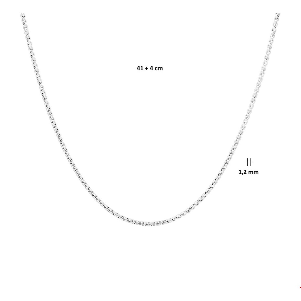 Beschrijving: Zillveren collier met een venetiaanse schakel van 1.2mm. Het collier heeft een draaglengte van 41cm en een extensie van 4cm. Uitgevoerd met een stevige karabijn sluiting.
