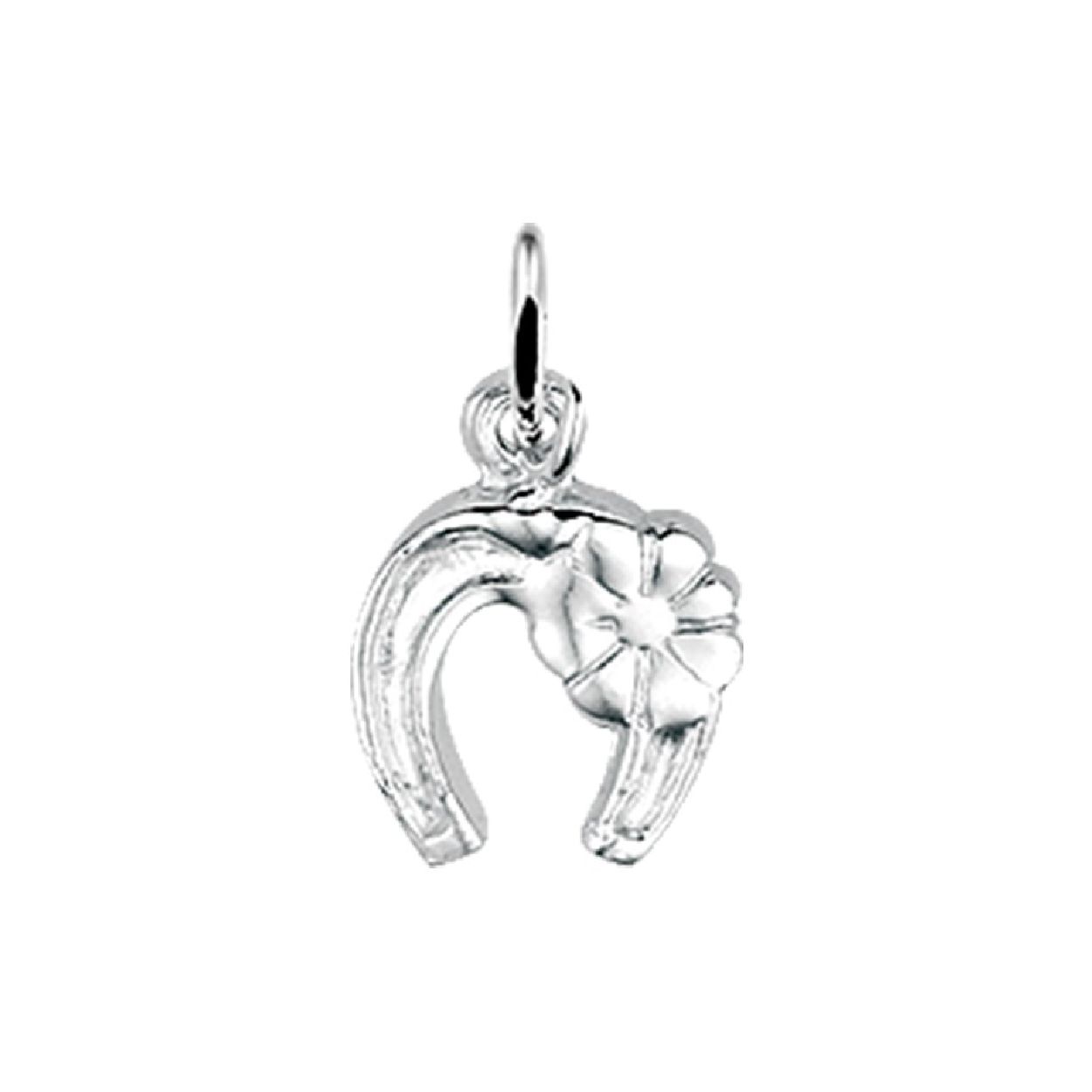 De hanger is gemaakt van zilver en is zilverkleurig. Het is een sieraad voor kinderen.