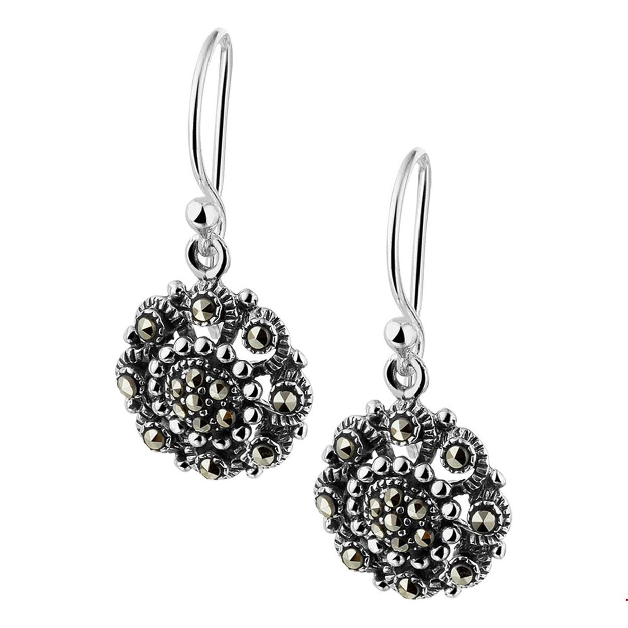 Beschrijving: Ga voor een romantische look met deze sieraden in art deco stijl. De combinatie van geoxideerd zilver met zwart marcasiet geeft een mysterieuze uitstraling. Maak de set compleet met bijpassende hanger en ring! Details: Geoxideerd zilveren oorhangers met een hoogte van 2.5cm uitgevoerd met marcasiet in een diameter van 11.5mm. De oorhangers zijn onderdeel van een set. 
Verpakt per: 1
Doelgroep: dames
Hoogte: 25 mm