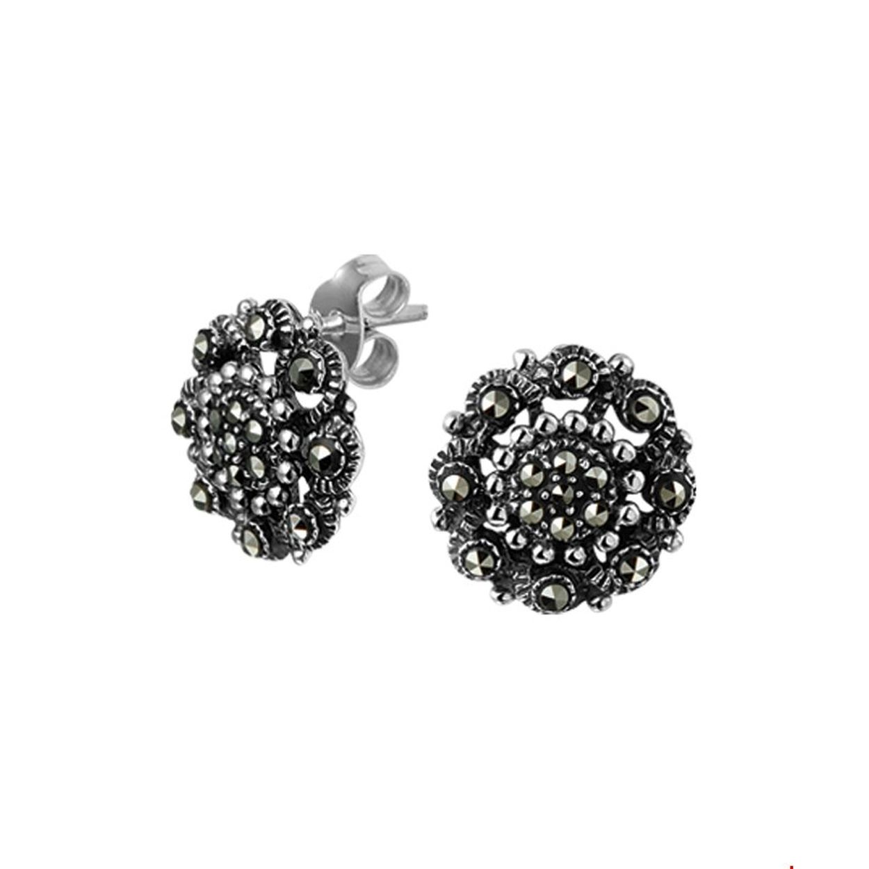 Beschrijving: Ga voor een romantische look met deze sieraden in art deco stijl. De combinatie van geoxideerd zilver met zwart marcasiet geeft een mysterieuze uitstraling. Maak de set compleet met bijpassende hanger en ring! Details: Geoxideerd zilveren oorknoppen met een diameter van 12mm uitgevoerd met  marcasiet. De oorknoppen zijn onderdeel van een set. 
Verpakt per: 1
Doelgroep: dames