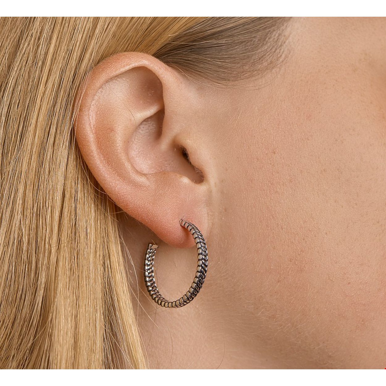 Trendy zilver geoxideerde stekeroorringen uitgevoerd met een stevige poussette sluiting. De stekeroorringen hebben een diameter van 25mm en een breedte van 3mm. Tip: Leuk om kado te geven!