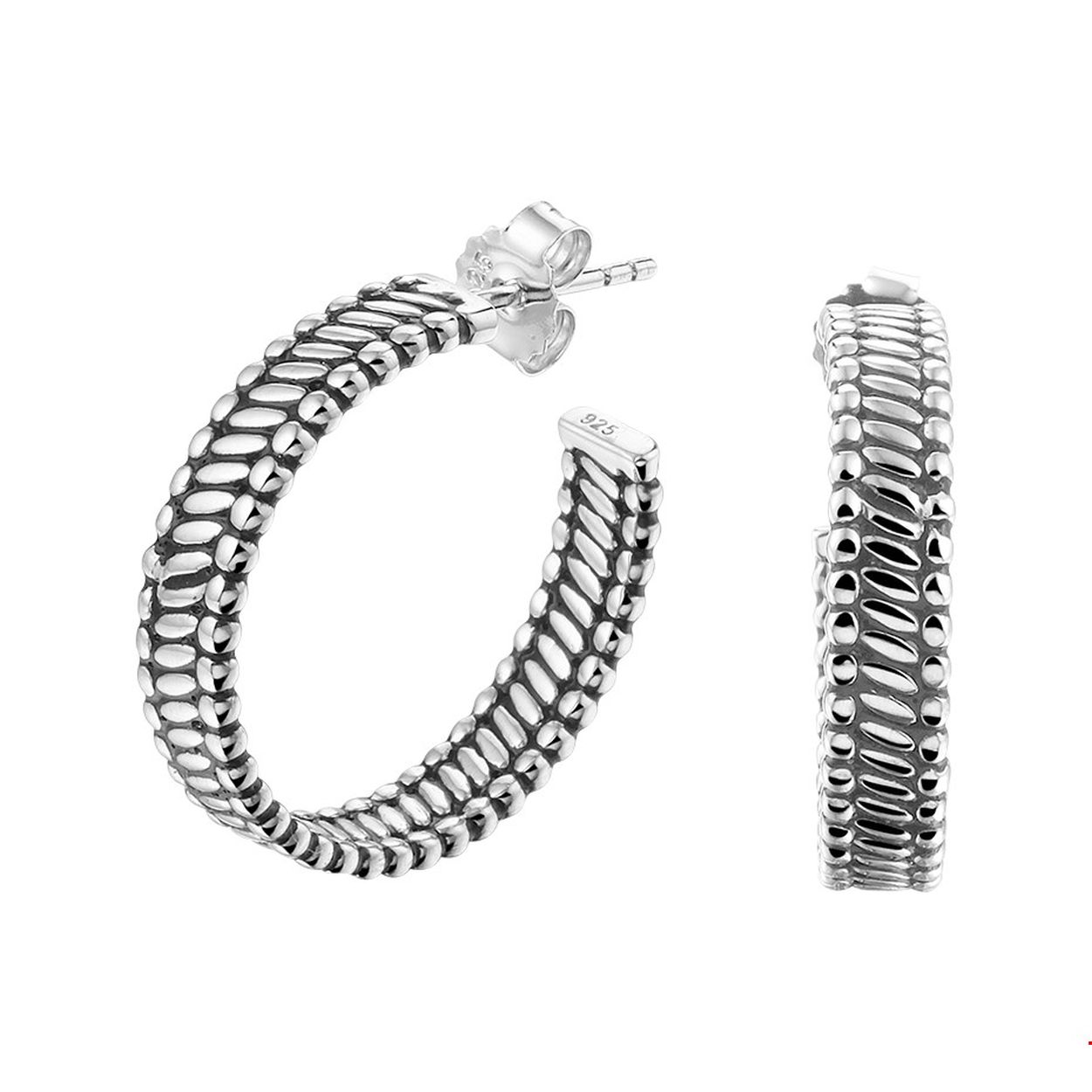 Trendy zilver geoxideerde stekeroorringen uitgevoerd met een stevige poussette sluiting. De stekeroorringen hebben een diameter van 24mm en een breedte van 5.5mm. Tip: Leuk om kado te geven!