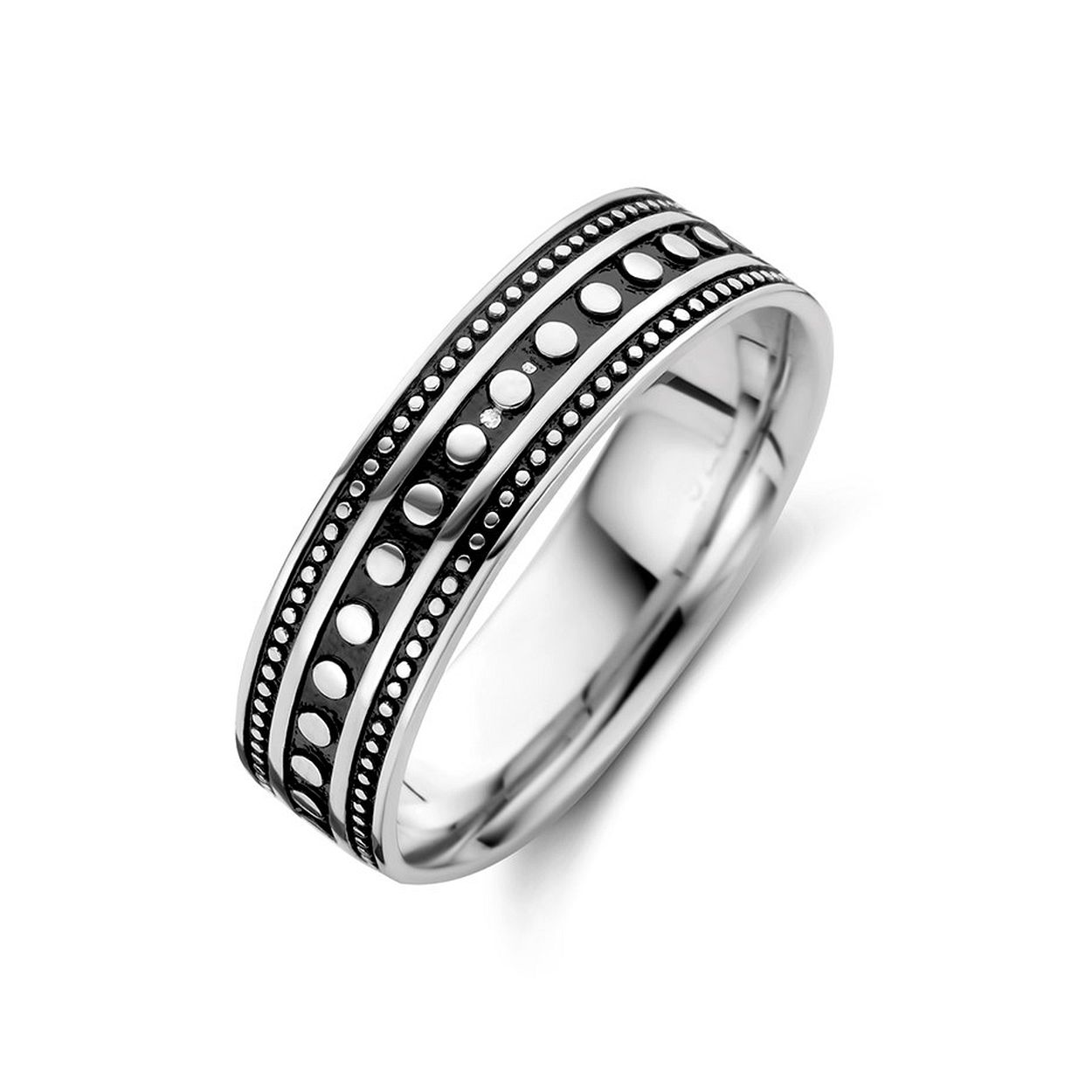 Geoxideerd 925 zilveren ring. De ring heeft een breedte van 6mm.