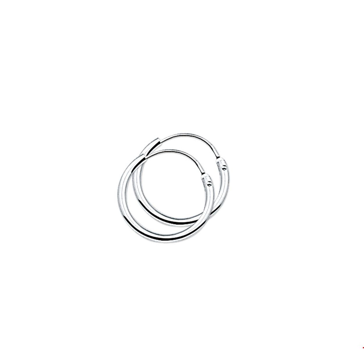 Zilver oorringen ronde buis 1,3x15mm 
Beschrijving: Gerhodineerd zilveren creolen met een ronde buis en een scharnier-sluiting. 
Uniekenummer serie: 26011
Voor Dames