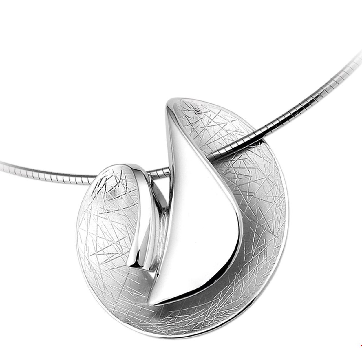 Gerhodineerd zilveren collier met een poli en gescratchte afwerking. Het collier is onderdeel van een set. 44 x 40 mm groot.