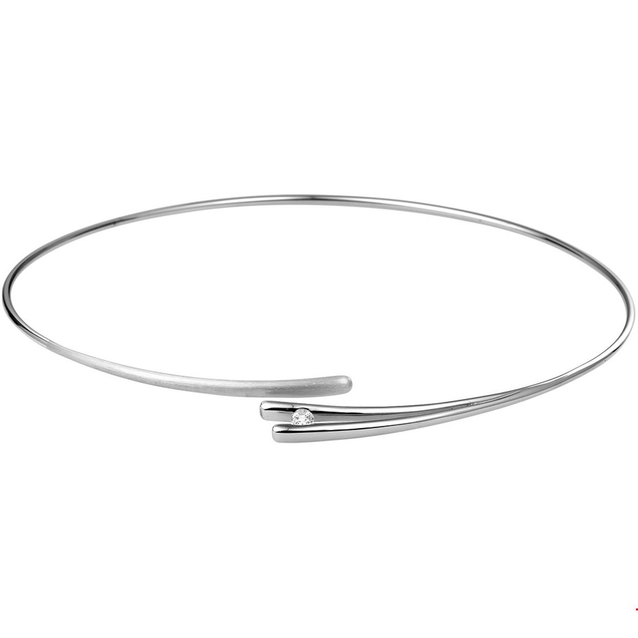 Beschrijving: Gerhodineerd zilveren spang collier met zirkonia. 
Verpakt per: 1
Doelgroep: dames
Breedte: 8.5 mm
Zetting: solitaire (span zetting)