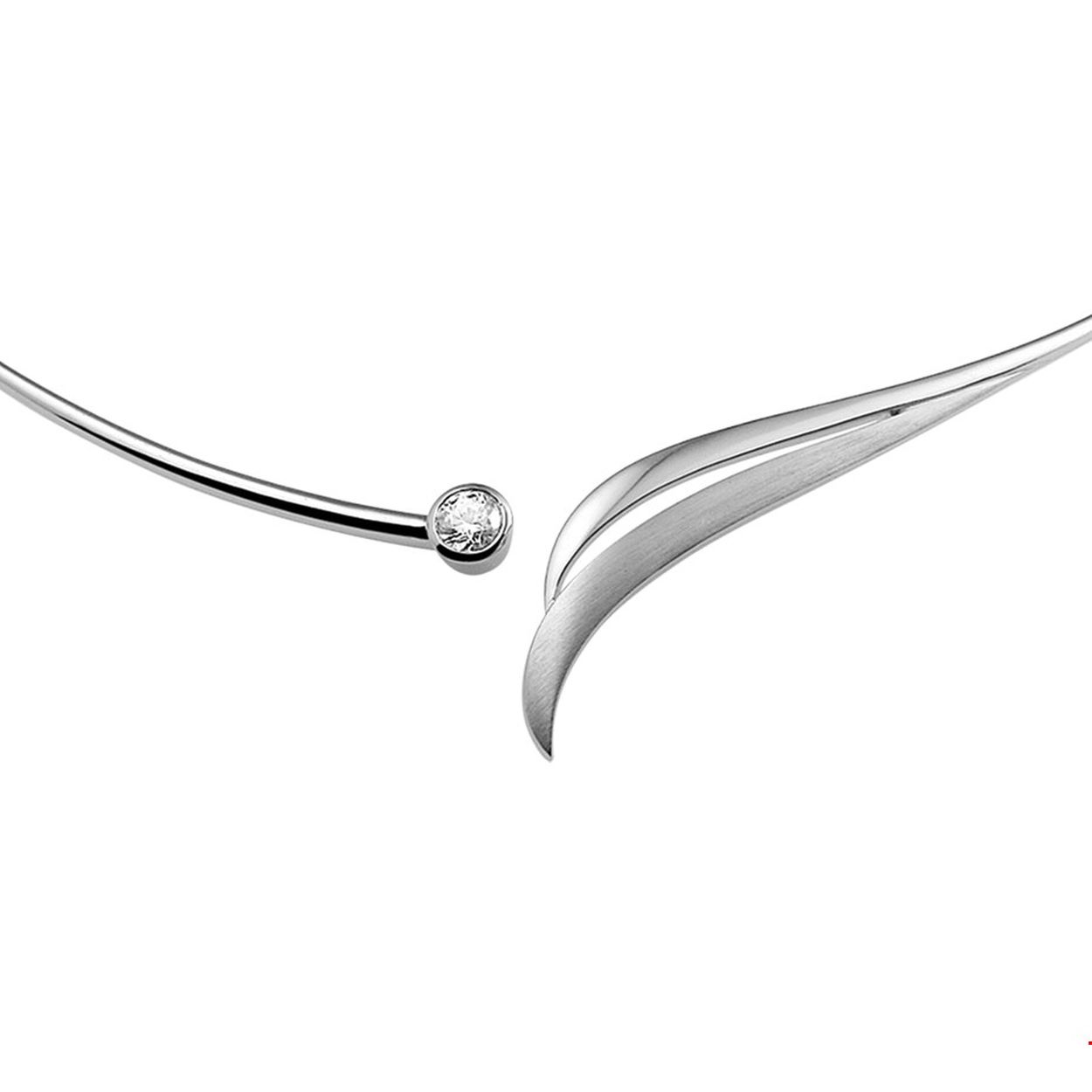 Beschrijving: Gerhodineerd zilveren spang collier met zirkonia. 
Verpakt per: 1
Doelgroep: dames
Breedte: 9.5 mm
Zetting: solitaire (kastzetting)