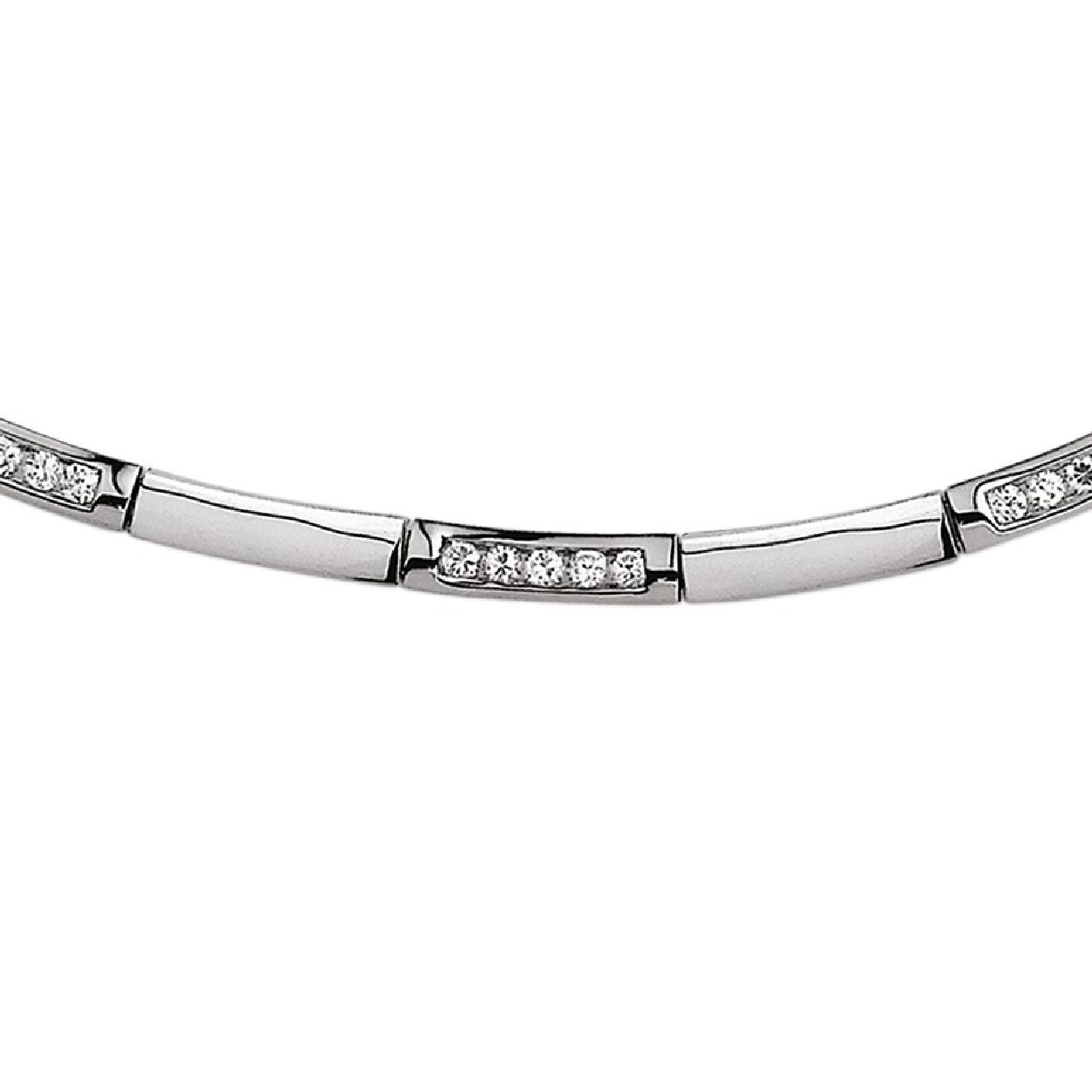 De collier is gemaakt van gerhodineerd zilver en is zilverkleurig. Het is een sieraad voor dames.