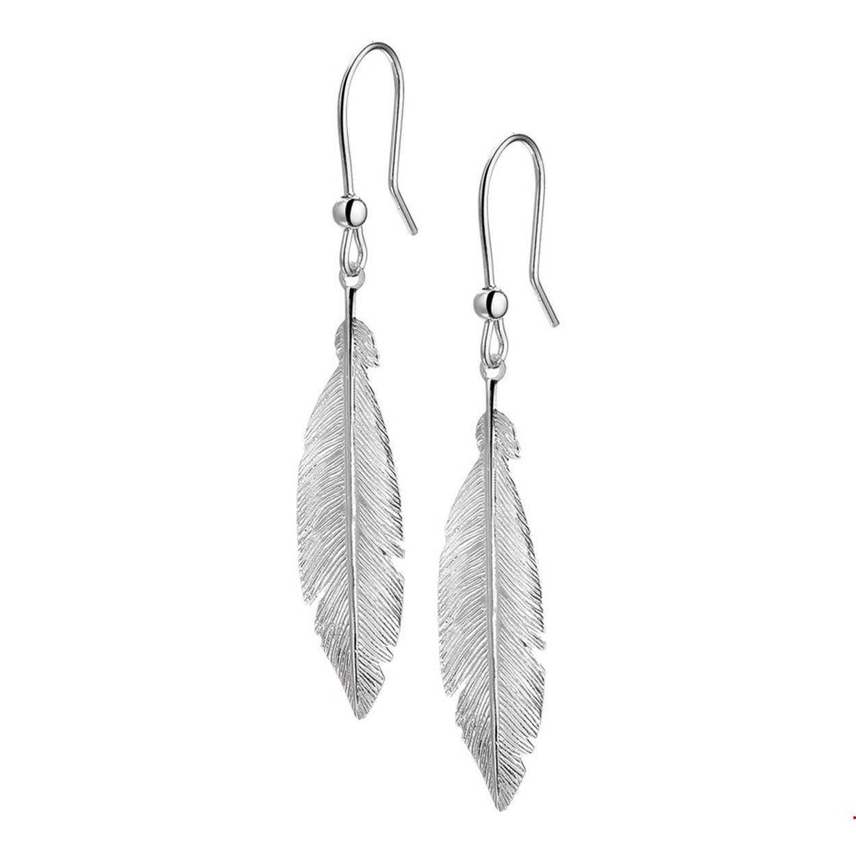 Beschrijving: Opeens waren ze overal: veertjes! Op kleding aan tassen in ons haar en nu ook in de vorm van deze trendy oorhangers. Details: Gerhodineerd zilveren oorhangers met veren van 41.5x10.5mm en een totale hoogte van 5.9cm. De oorhangers zijn onderdeel van een set. De aangegeven hoogte is de totale hoogte inclusief hanger
Doelgroep: dames
Breedte: 10.5 mm
Hoogte: 59 mm