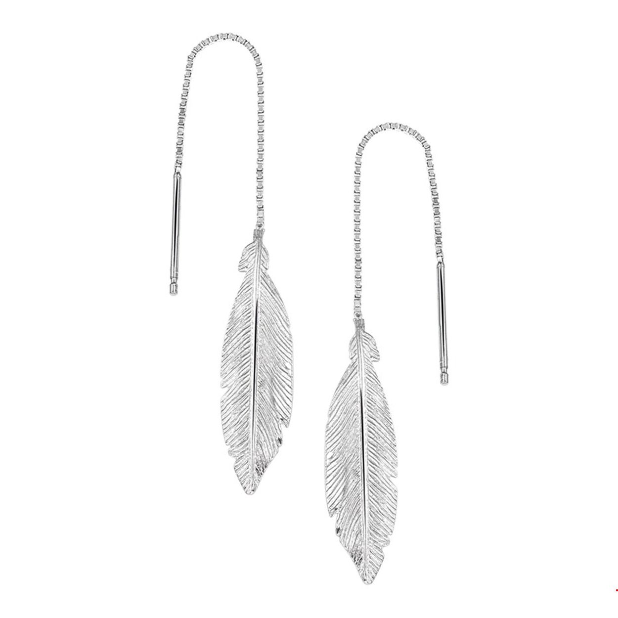 Beschrijving: Gerhodineerd zilveren doortrekoorbellen met een trendy veer.Deze doortrekoorbellen hebben een totale lengte van 8.5cm waarbij de veer een afmeting heeft van 28.5 x 8mm. Leuk om te combineren met andere veer sieraden!
Doelgroep: dames