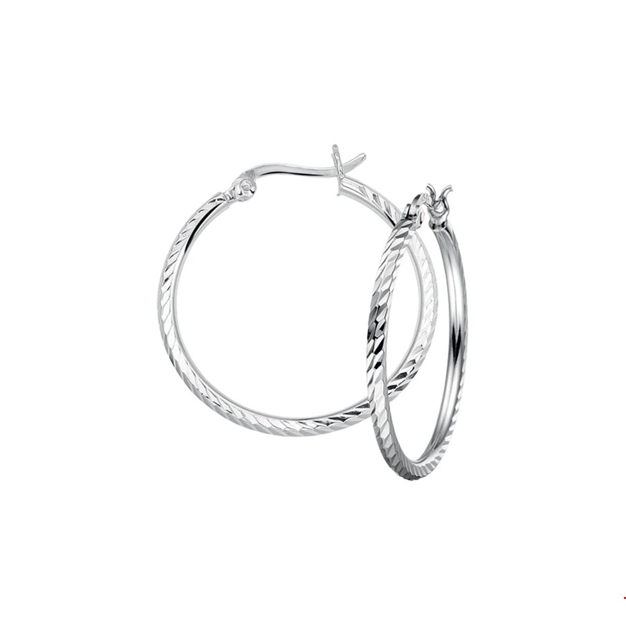 Beschrijving: Gerhodineerd zilveren creolen met een gediamanteerde buis en een hefboom-sluiting. 
Uniekenummer serie: 31539
Verpakt per: 1
Doelgroep: dames
Breedte: 2 mm