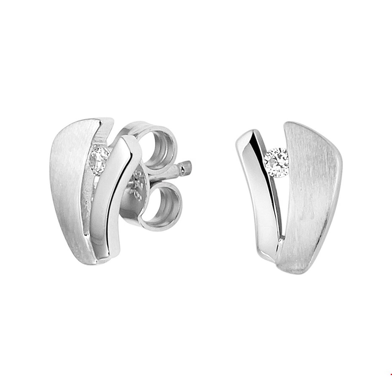 Beschrijving: Gerhodineerd zilveren poli/mat oorknoppen met een afmeting van 9.3x6.7mm uitgevoerd met een briljant geslepen zirkonia. De oorknoppen zijn te combineren met bijpassende sieraden uit onze collectie.