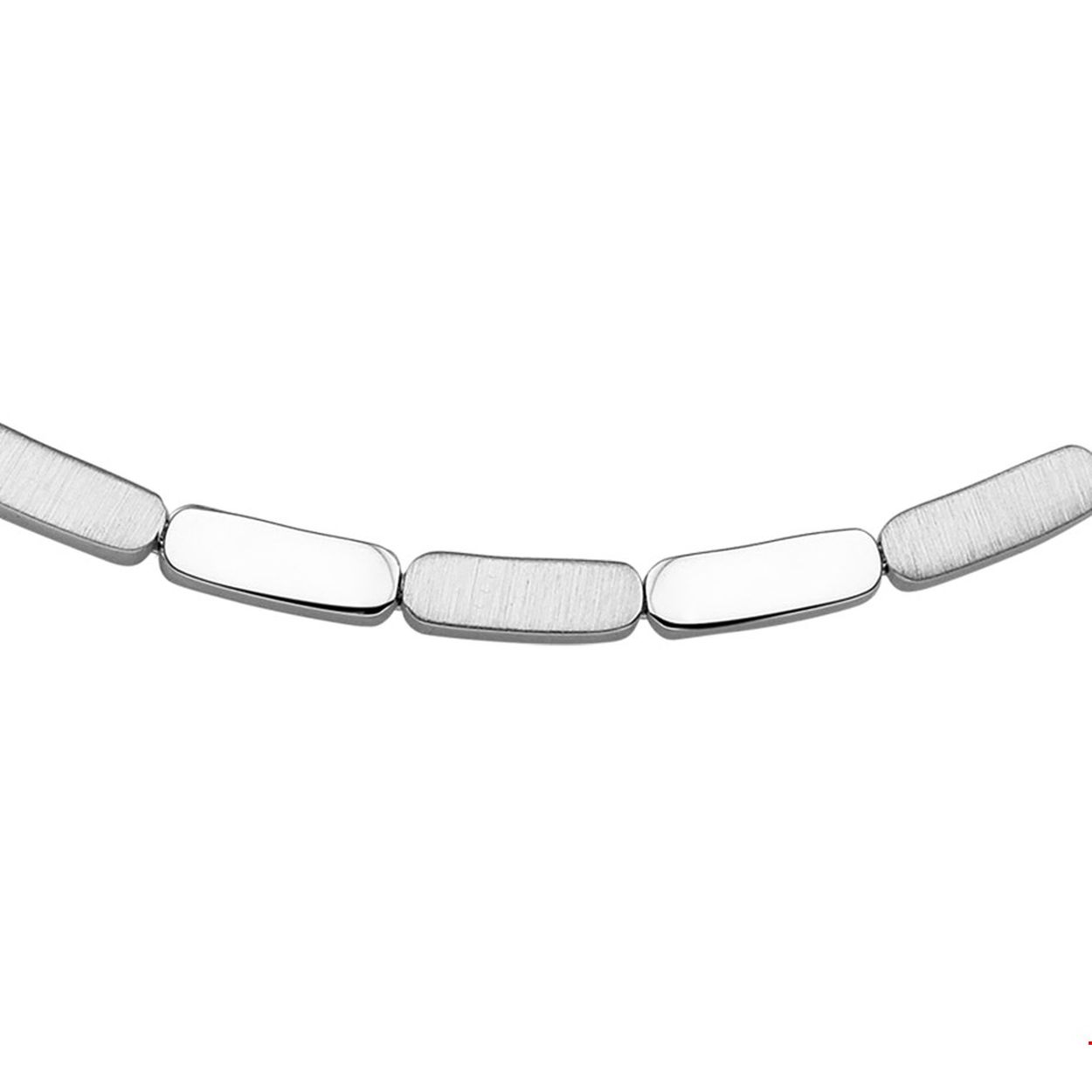 Gerhodineerd zilveren collier met strakke schakels uitgevoerd met een karabijn sluiting. Het collier heeft een poli/matte afwerking. Het collier  is te combineren met bijpassende sieraden uit onze collectie.
Breedte: 4.5 mm
Langste lengte: 45 cm