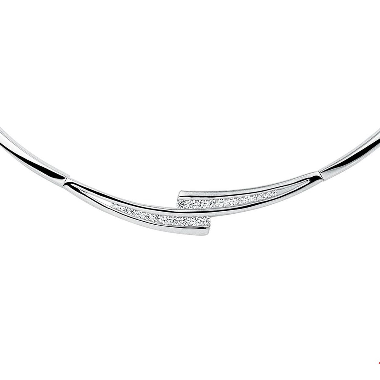 Beschrijving: Dit stijlvolle collier uitgevoerd met een rijzetting van zirkonia heeft een lengte van 42cm met een extensie van 3cm en een schakelbreedte van 3.2mm. Het collier is afgewerkt met een rhodiumlaag die het sieraad beschermt tegen krassen en slijtage voor een langdurige glans. Perfect voor een stijlvolle avond waar dit sieraad zo in past!.
Breedte: 3.2 mm
Kortste lengte: 42 cm
Langste lengte: 45 cm
Zetting: entourage (rail zetting)